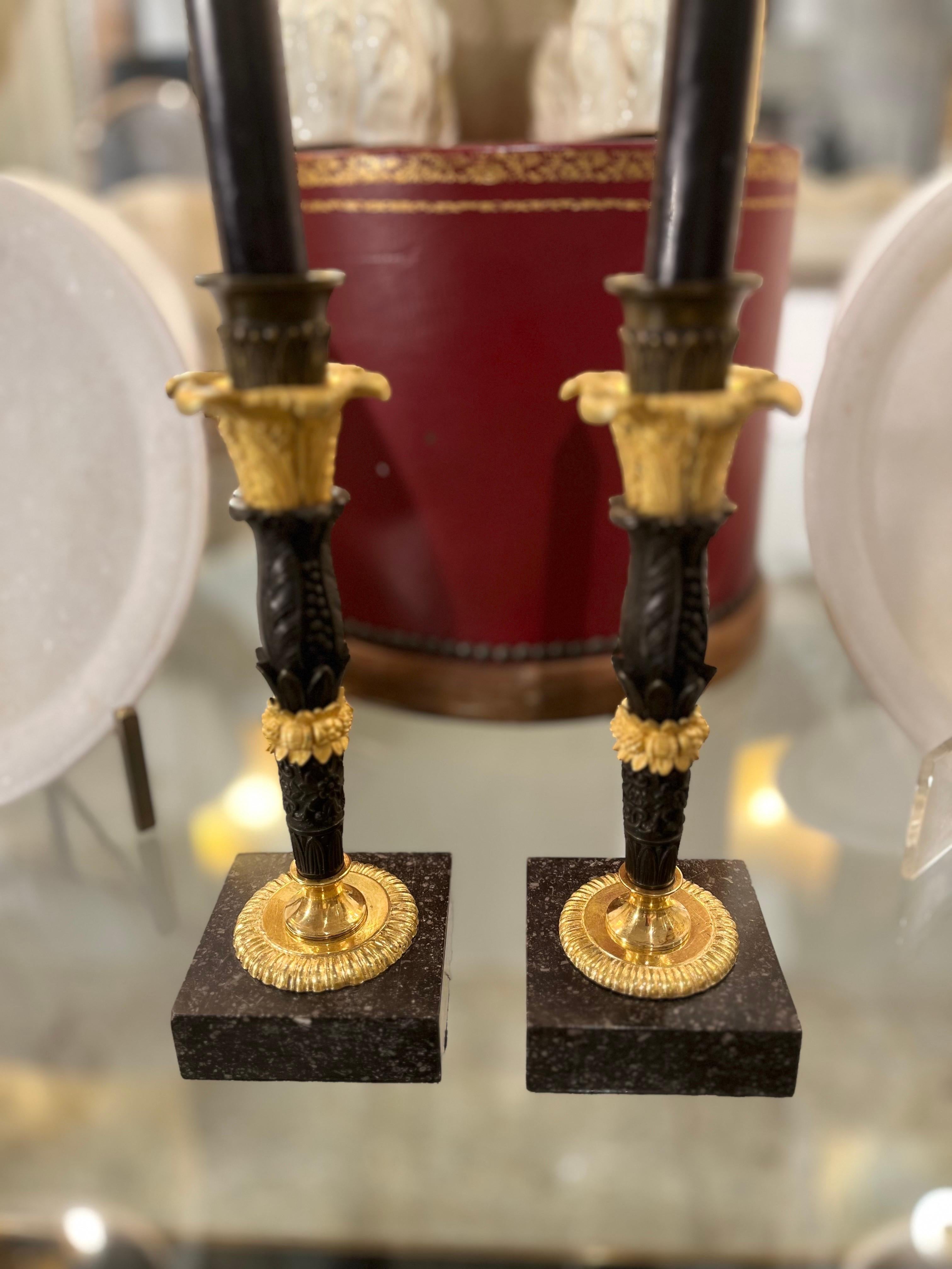 Pareja de candeleros imperio, bronce pavonado y dorado 7