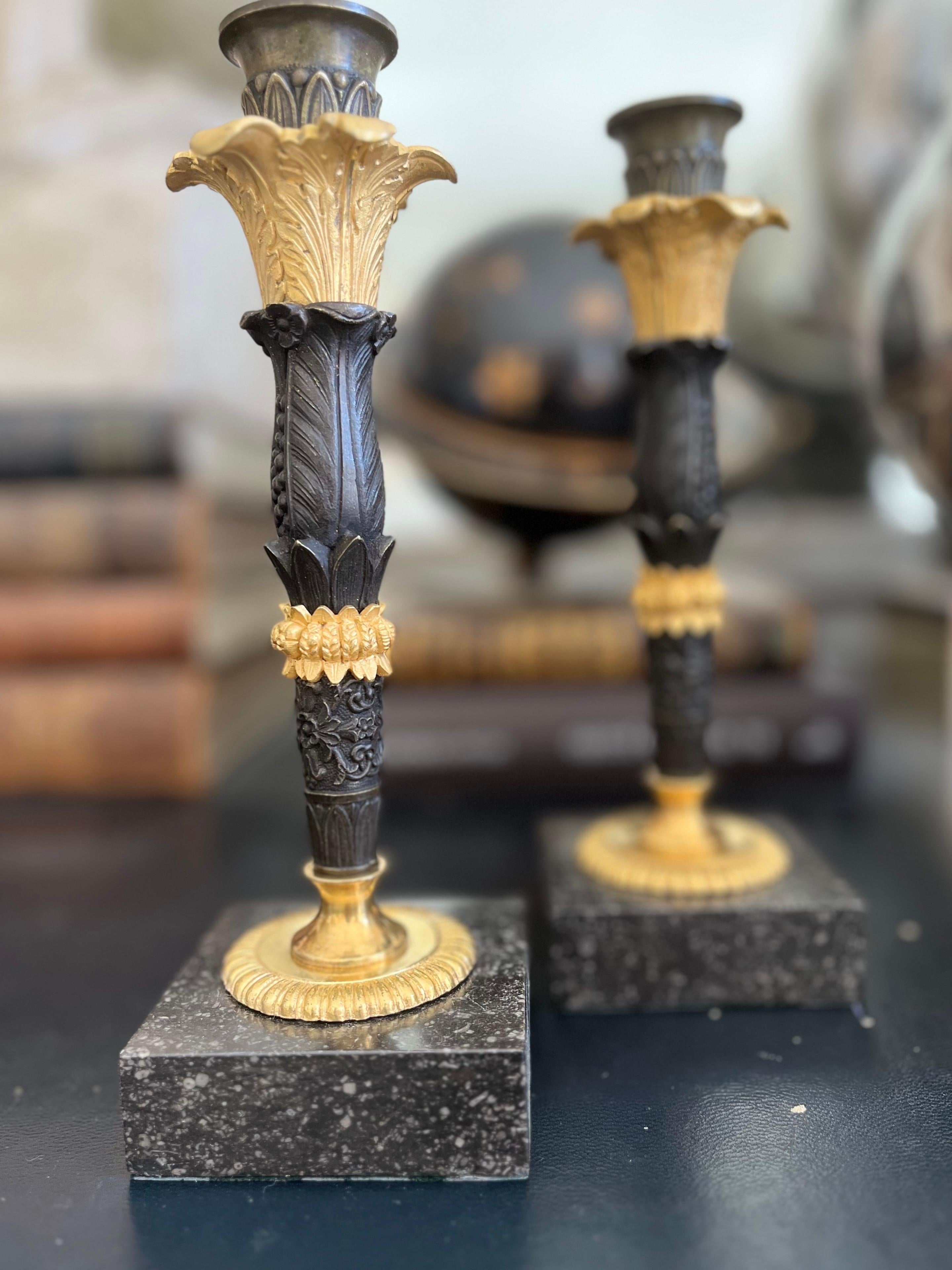 Pareja de candeleros imperio, bronce pavonado y dorado 8