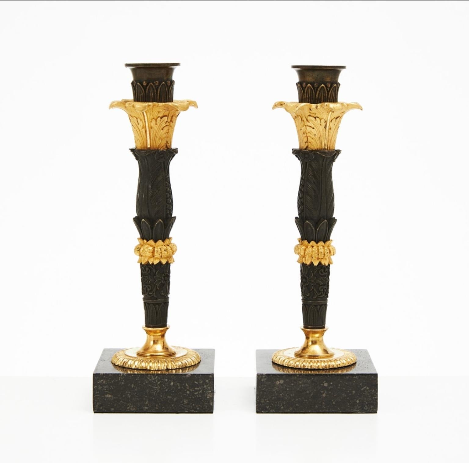 Pareja de candeleros imperio, bronce pavonado y dorado Imperio
