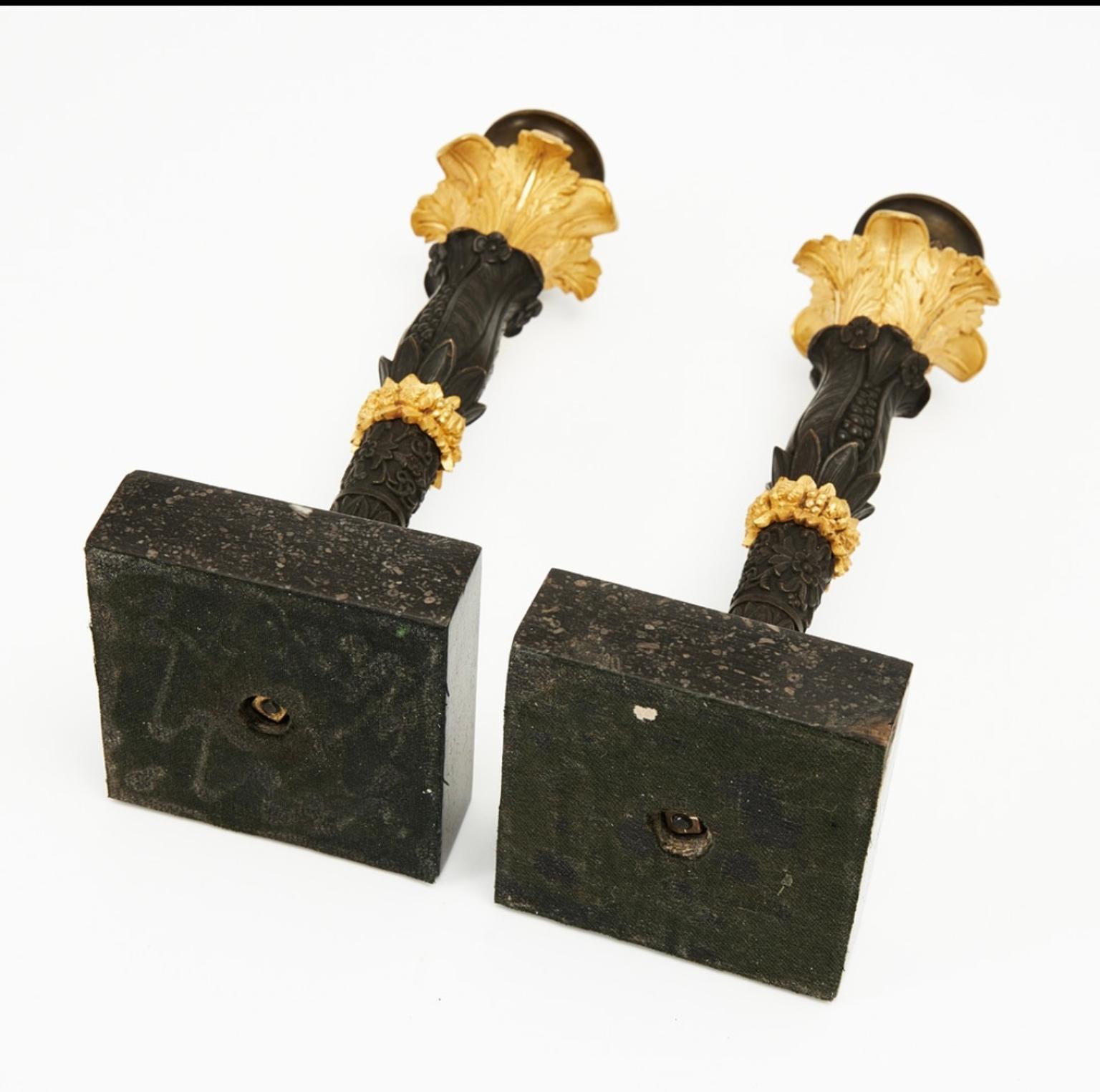 Pareja de candeleros imperio, bronce pavonado y dorado Bronce