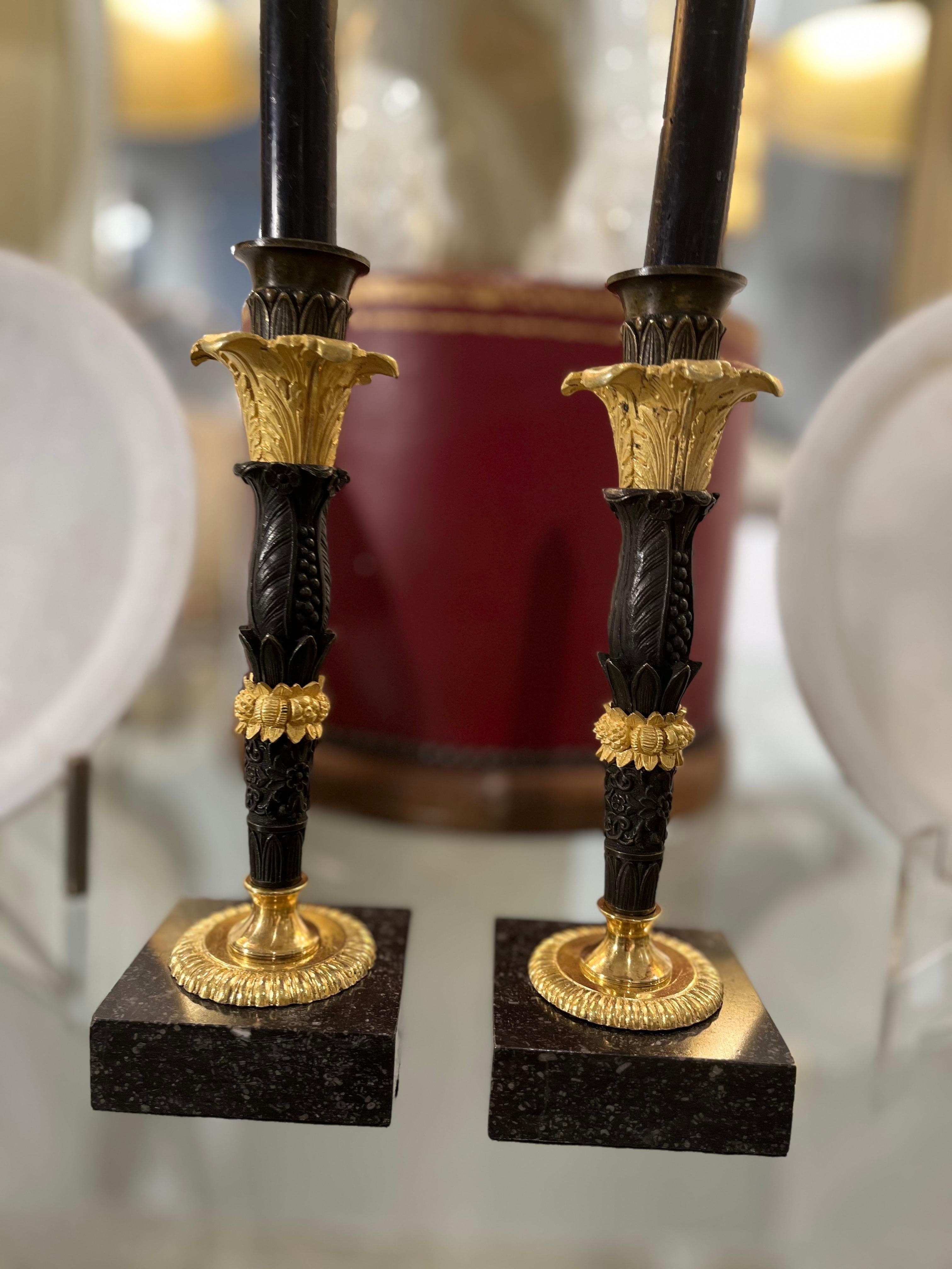 Pareja de candeleros imperio, bronce pavonado y dorado 1
