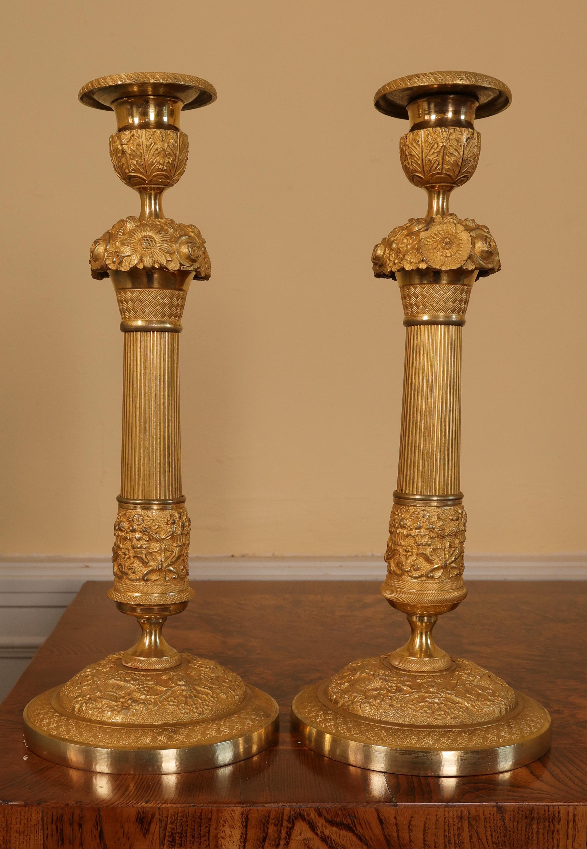 Francese Coppia di candelabri impero con ghirlanda in vendita