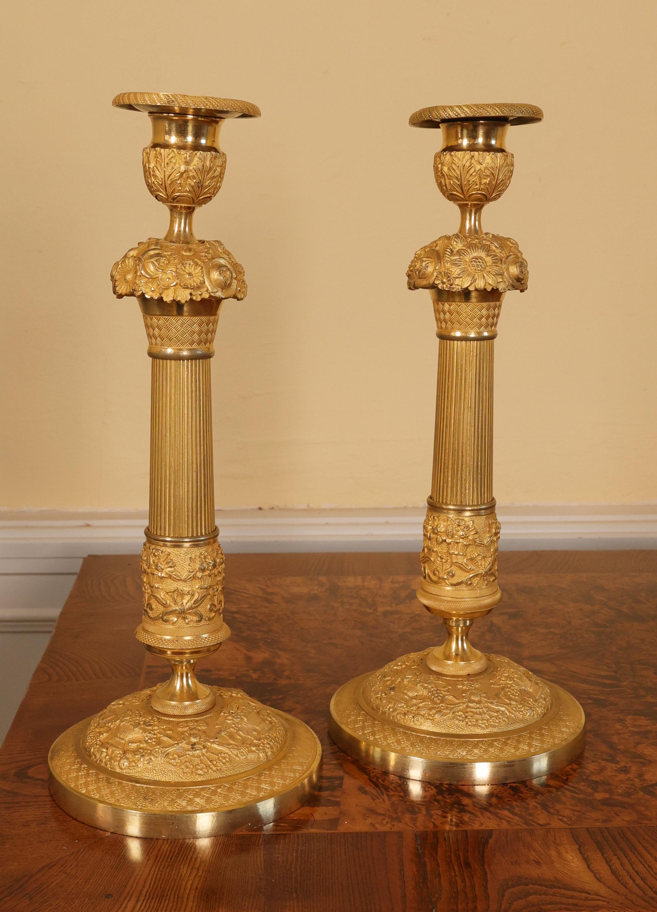 Dorato Coppia di candelabri impero con ghirlanda in vendita