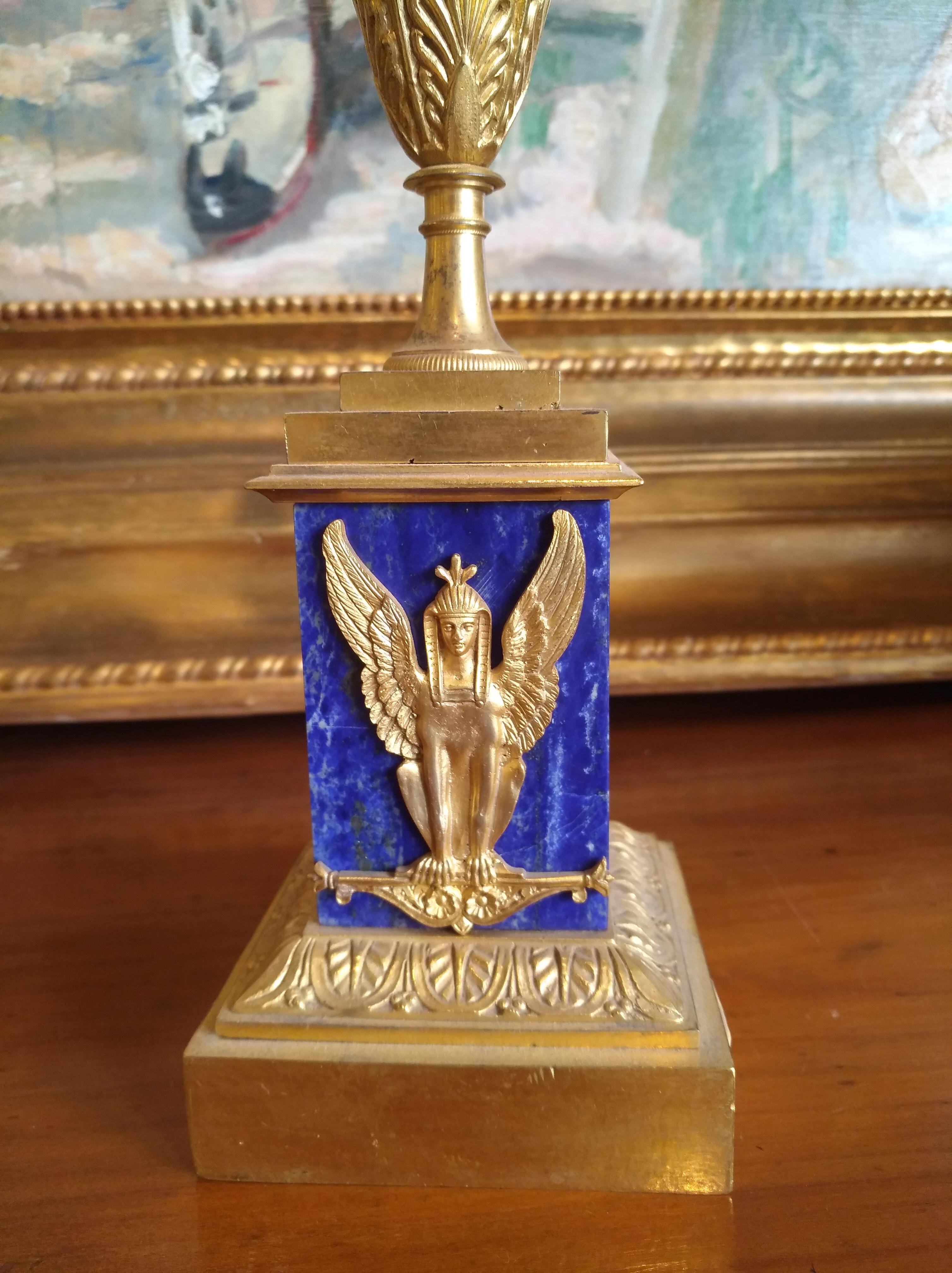 Pair of Empire Candlesticks, Golden Bronze Lapis Bases Empire 1830 Sphinx (Französisch) im Angebot