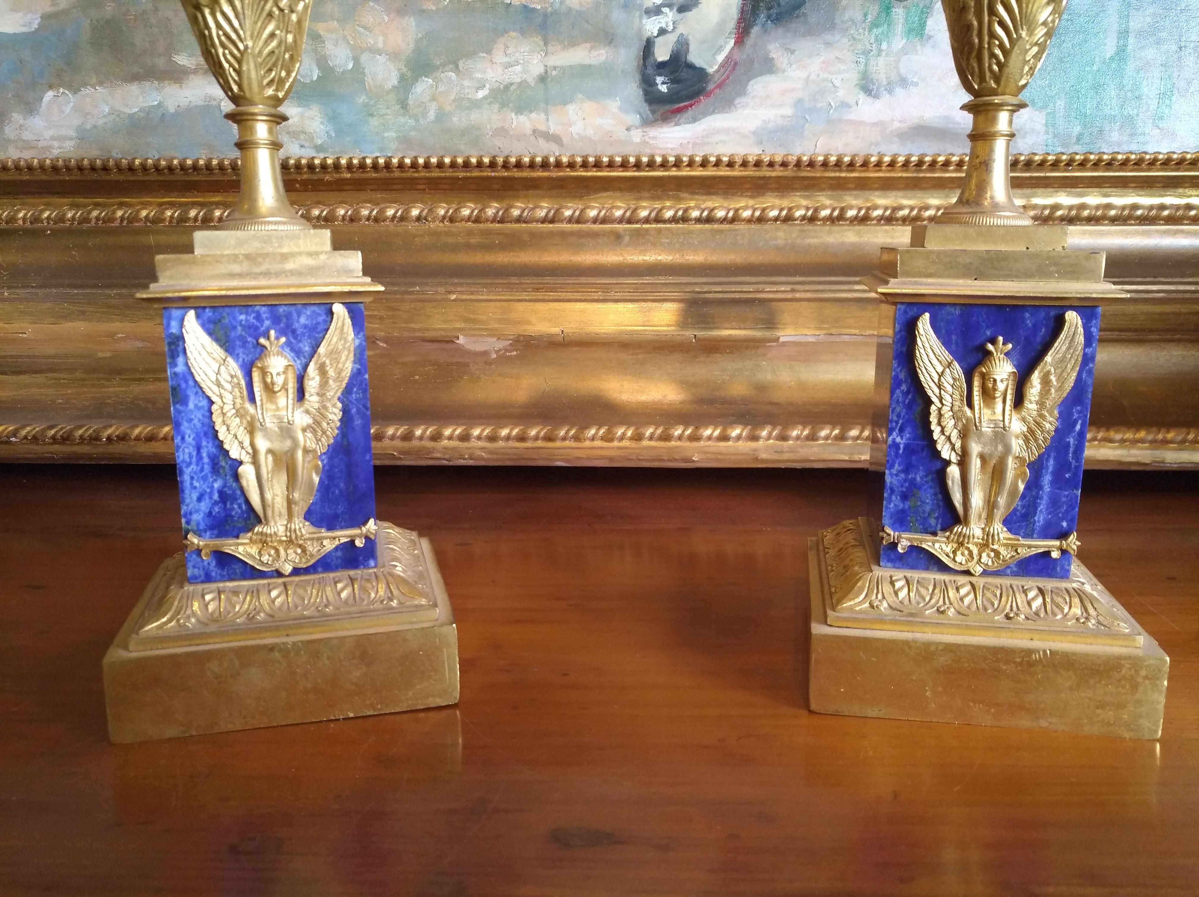 Pair of Empire Candlesticks, Golden Bronze Lapis Bases Empire 1830 Sphinx (Bronziert) im Angebot