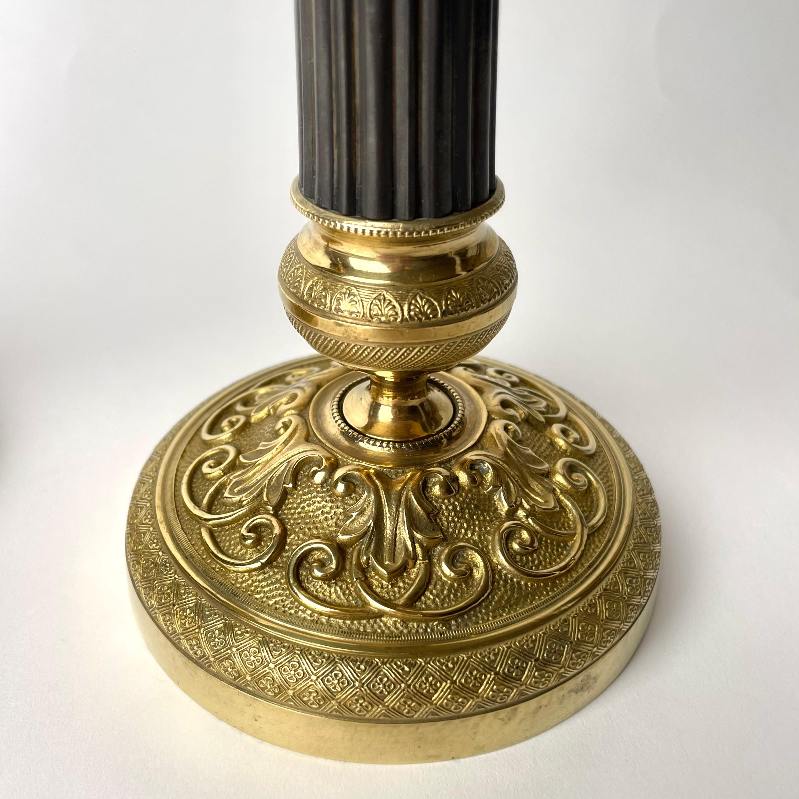 Pair of Empire Candlesticks in gilded and darkpatinated bronze from the 1820s In Good Condition For Sale In Knivsta, SE