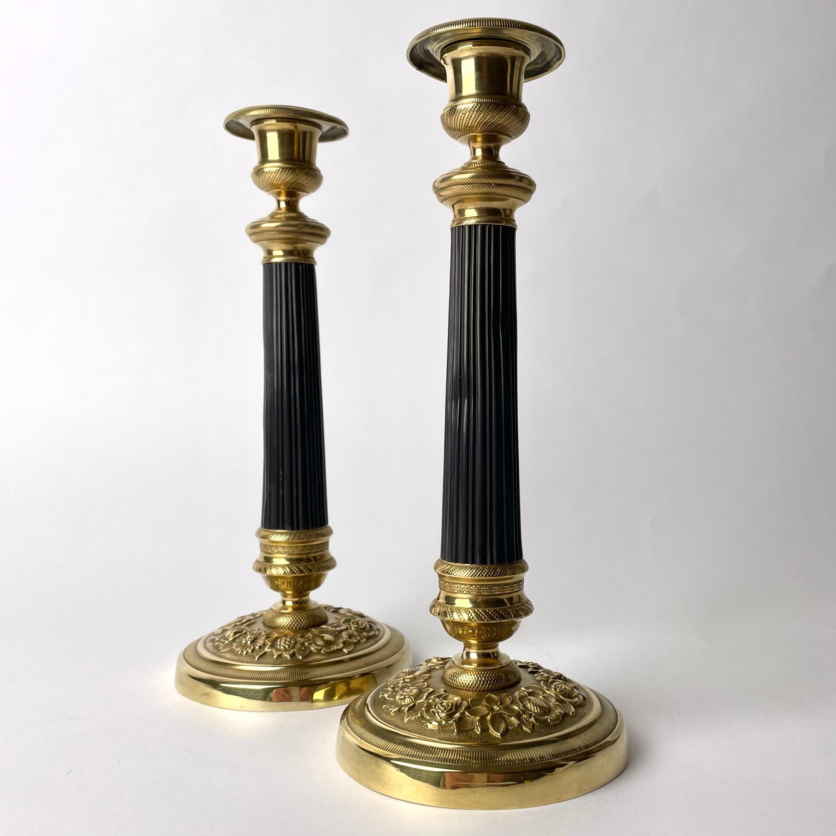French Pair of Empire Candlesticks in gilt and dark patinated bronze from the 1820s For Sale