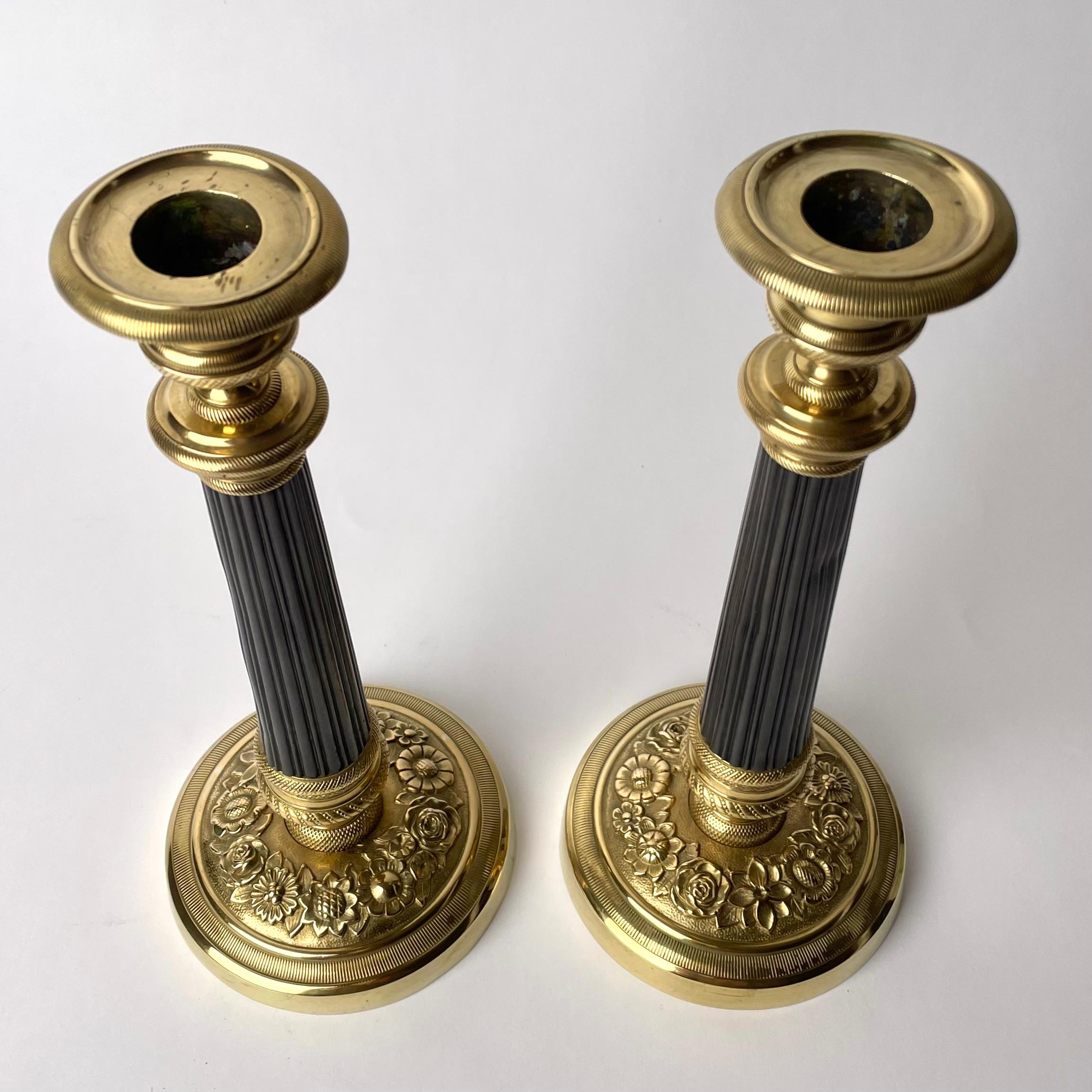 Gilt Pair of Empire Candlesticks in gilt and dark patinated bronze from the 1820s For Sale