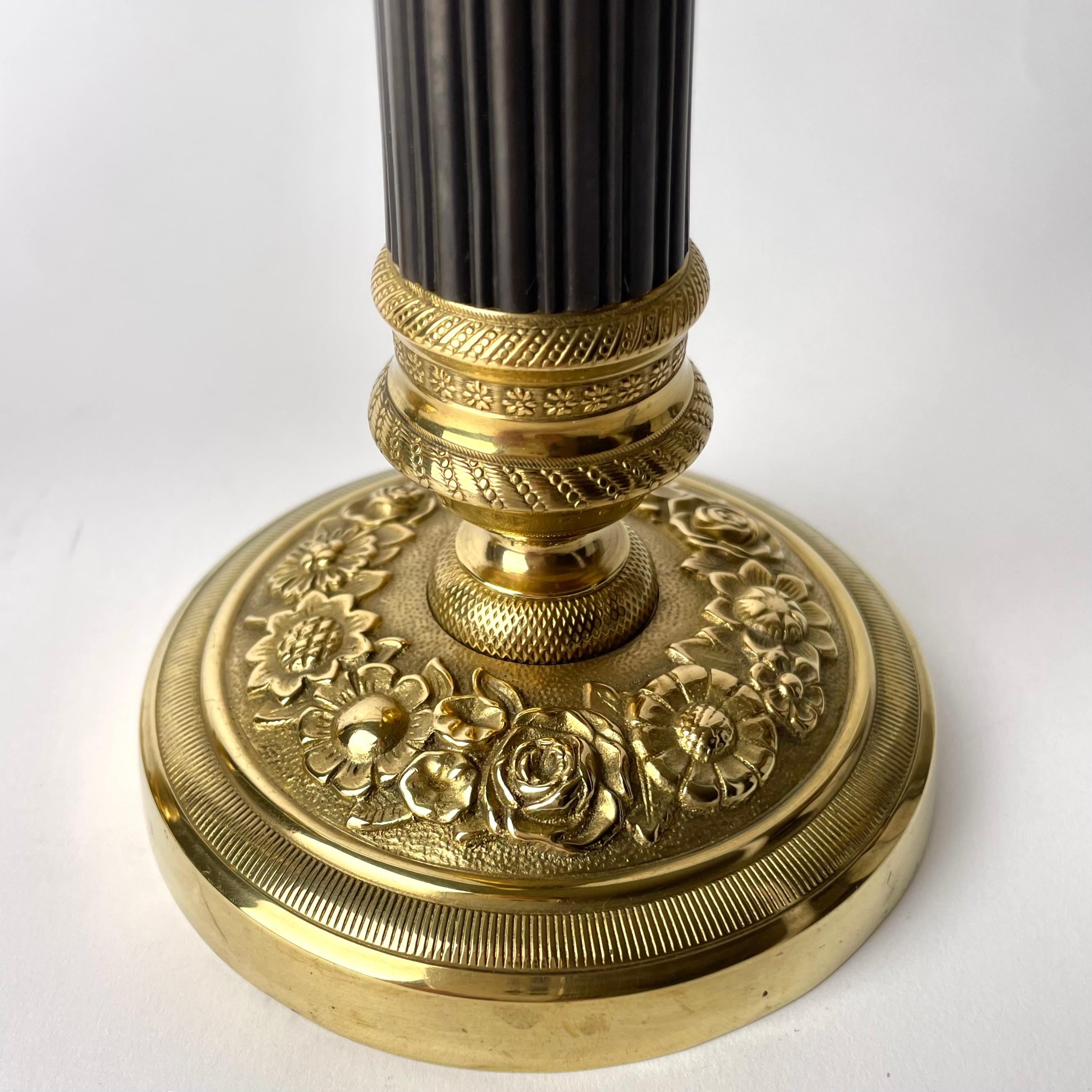 Pair of Empire Candlesticks in gilt and dark patinated bronze from the 1820s In Good Condition For Sale In Knivsta, SE