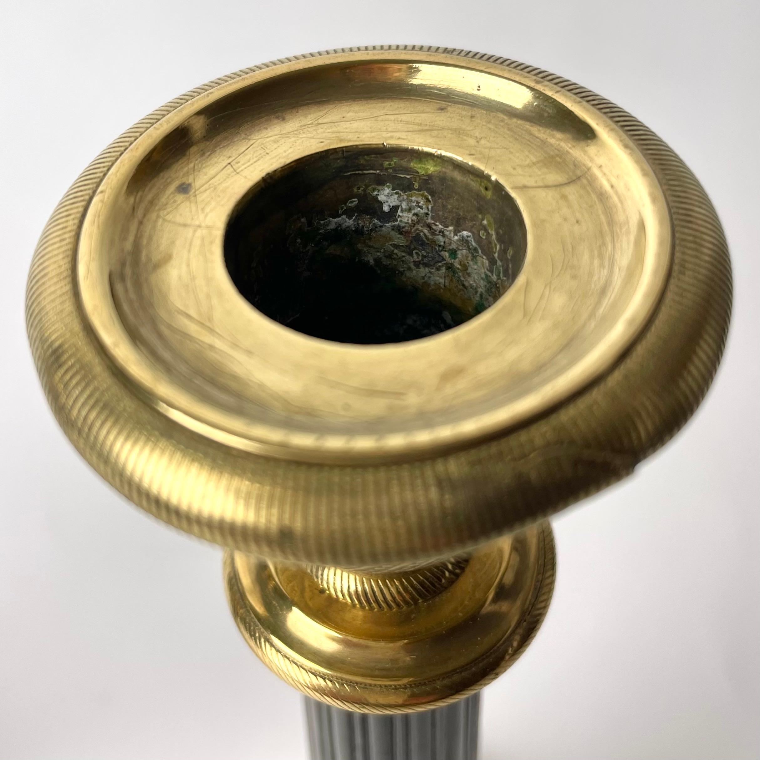 Ein Paar Empire-Leuchter aus vergoldeter und dunkel patinierter Bronze aus den 1820er Jahren im Angebot 2