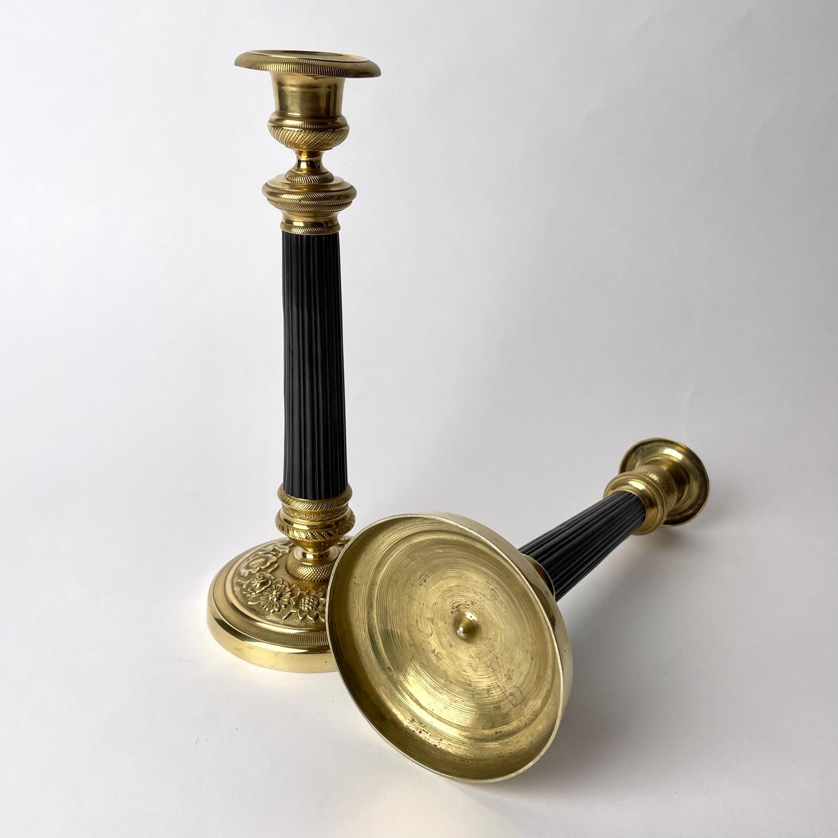 Ein Paar Empire-Leuchter aus vergoldeter und dunkel patinierter Bronze aus den 1820er Jahren im Angebot 3