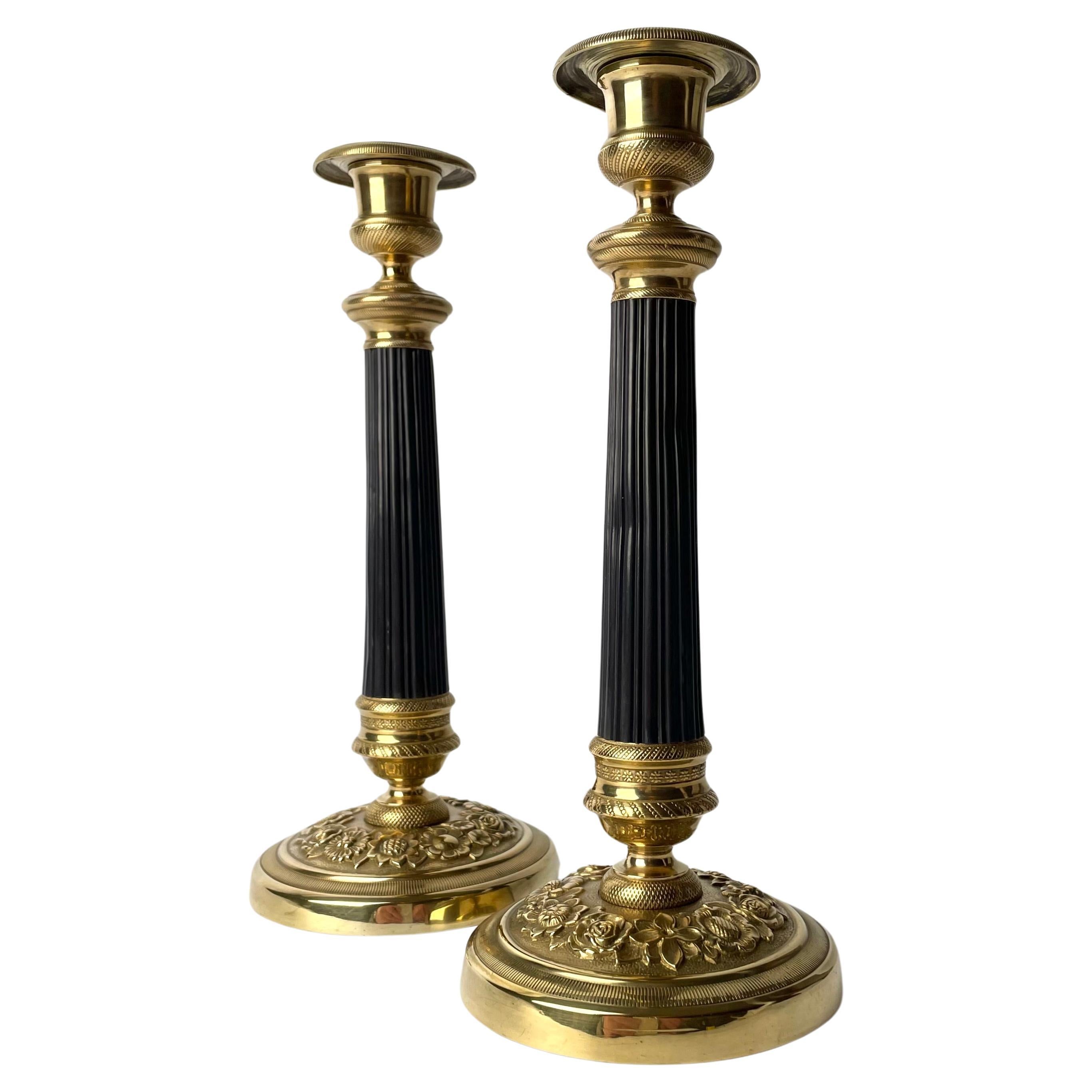 Pair of Empire Candlesticks in gilt and dark patinated bronze from the 1820s For Sale