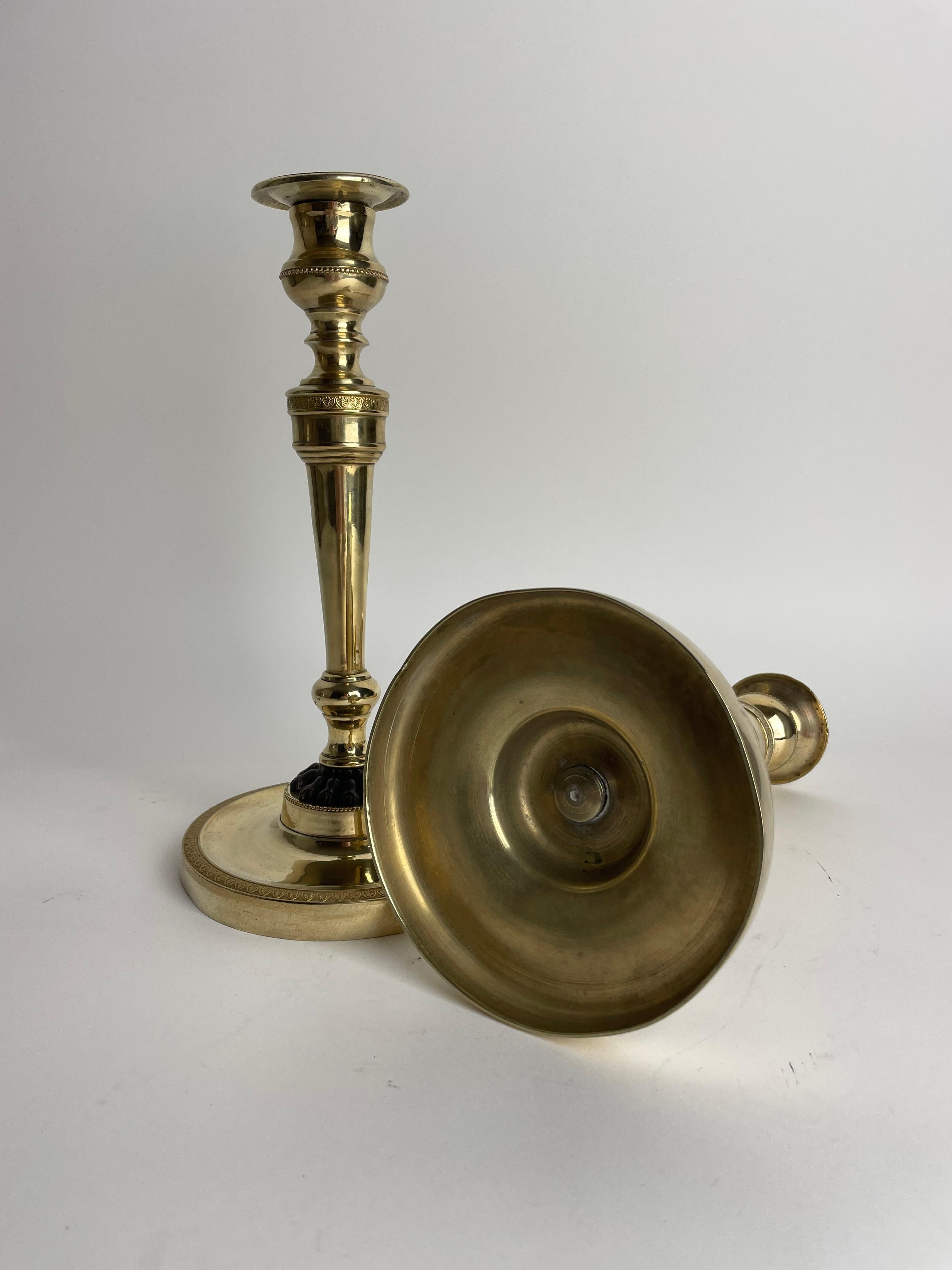 Coppia di candelieri Impero in bronzo dorato con zampe di leone patinate scure. 1810s in vendita 2