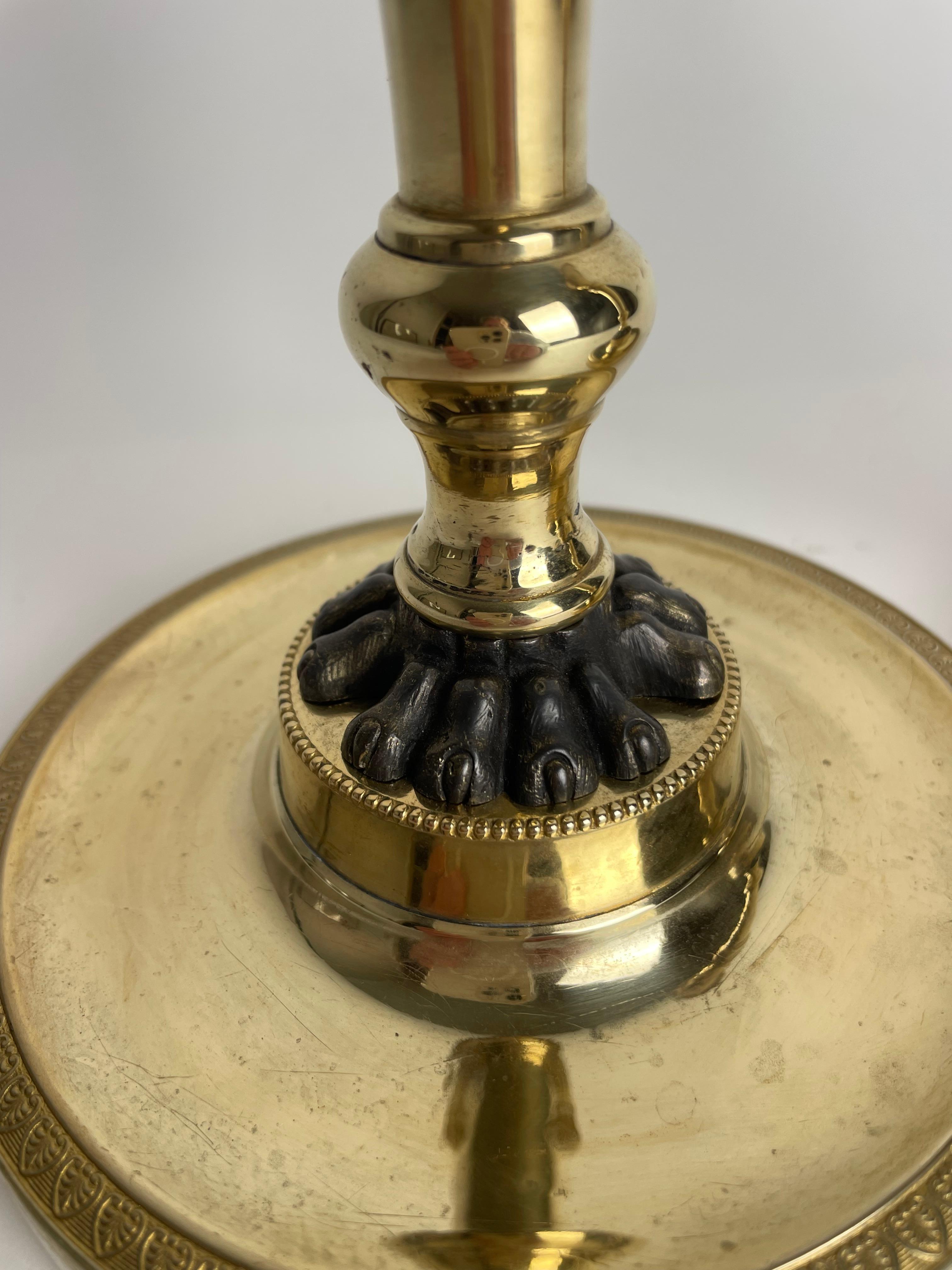Coppia di candelieri Impero in bronzo dorato con zampe di leone patinate scure. 1810s In condizioni buone in vendita a Knivsta, SE