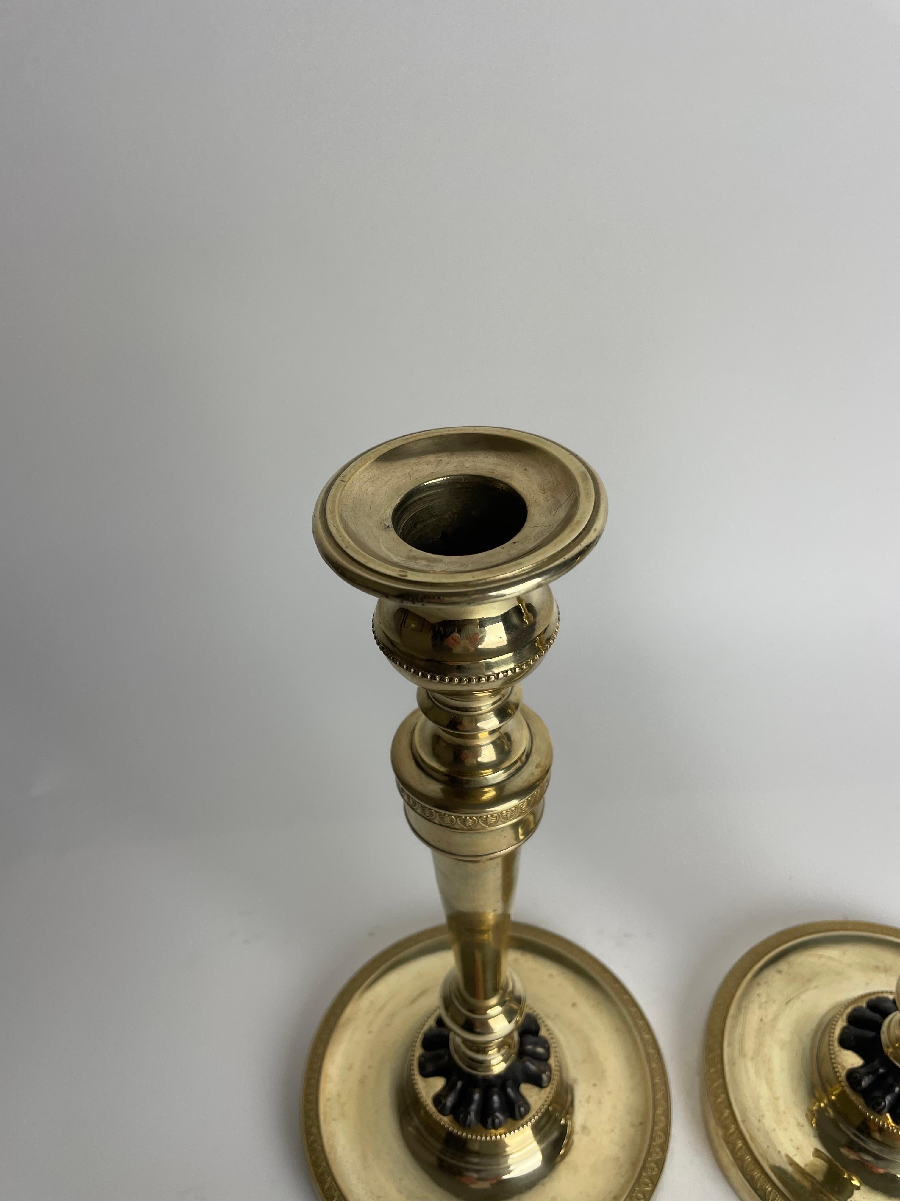 Coppia di candelieri Impero in bronzo dorato con zampe di leone patinate scure. 1810s in vendita 1