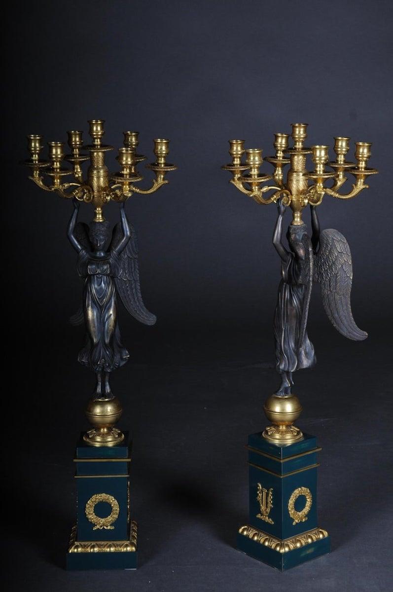 Paire de candélabres d'apparat Empire d'après P. P. Thomire


Victoria debout sur une boule d'or, vêtue d'une longue robe plissée, portant un vase avec une tige centrale et 7 bras de lumière incurvés avec des gouttières rondes et des becs