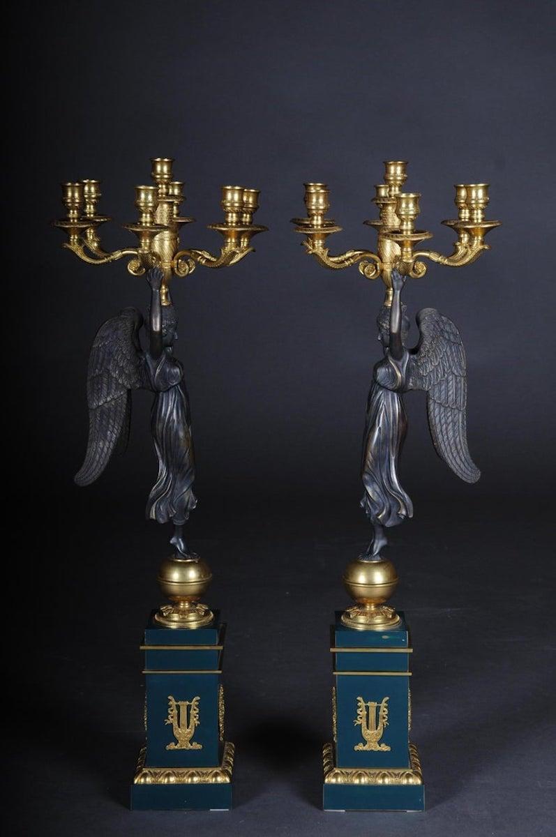 20ième siècle Paire de candélabres/bougeoirs de style Empire en bronze d'après P. Thomire en vente
