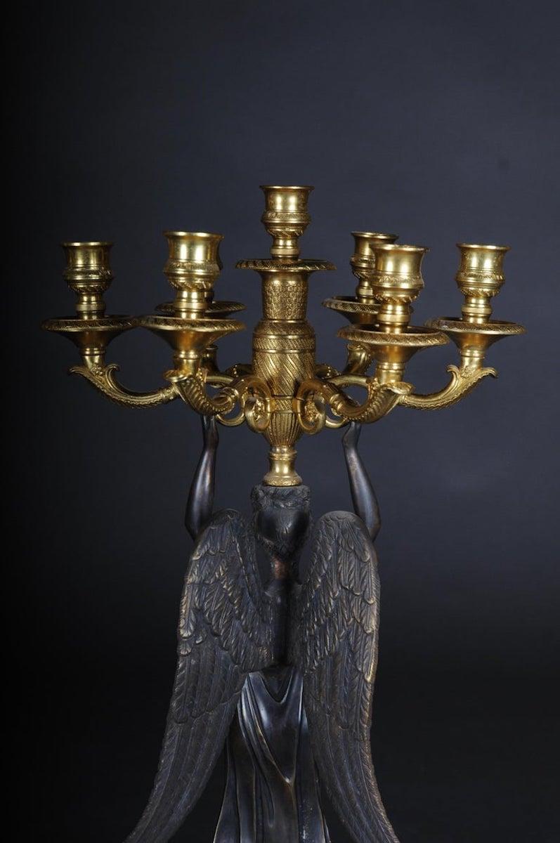 Bronze Paire de candélabres/bougeoirs de style Empire en bronze d'après P. Thomire en vente