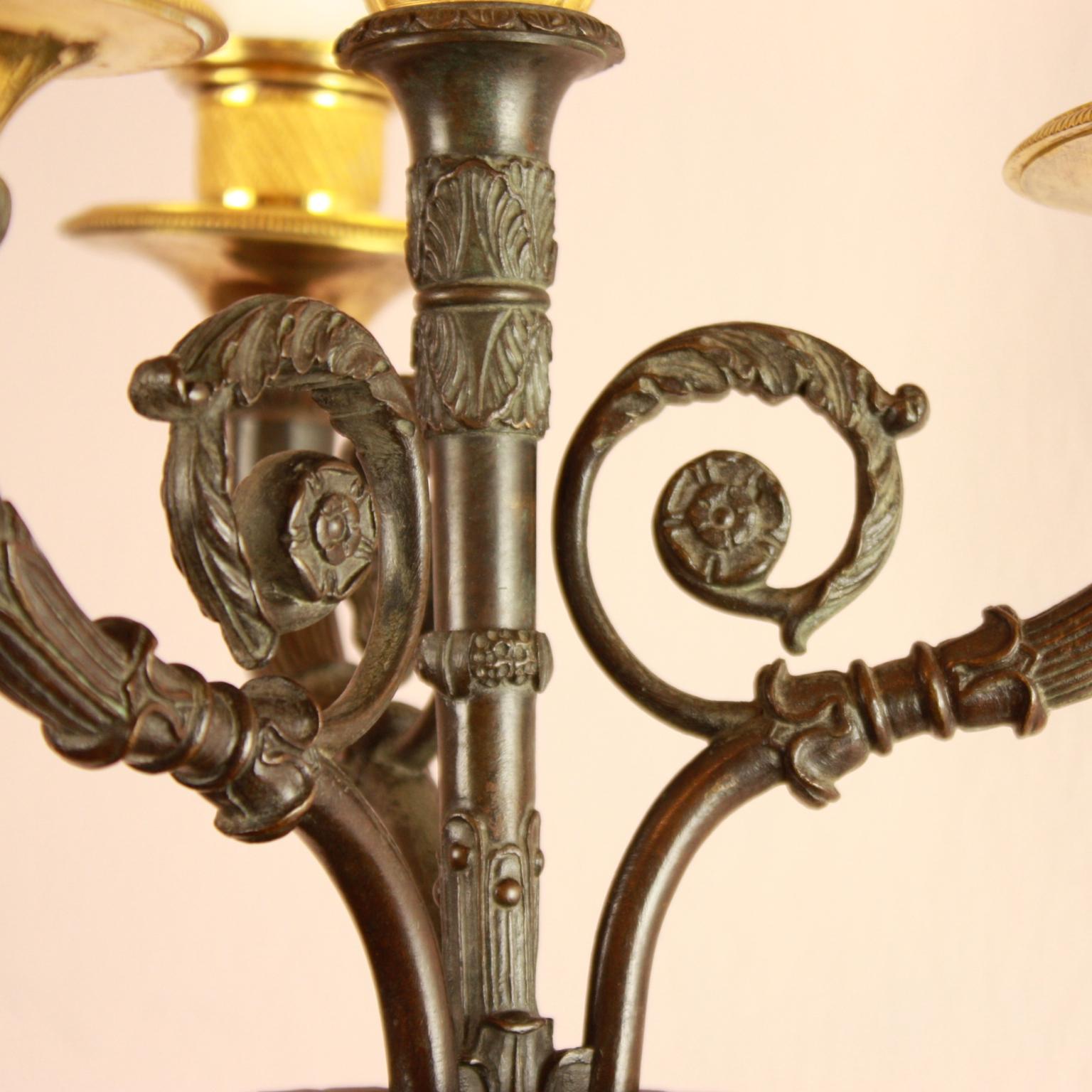Paar Empire/ Charles X. vergoldete und patinierte Bronze-Wandapplikationen mit vier Leuchten (Patiniert) im Angebot