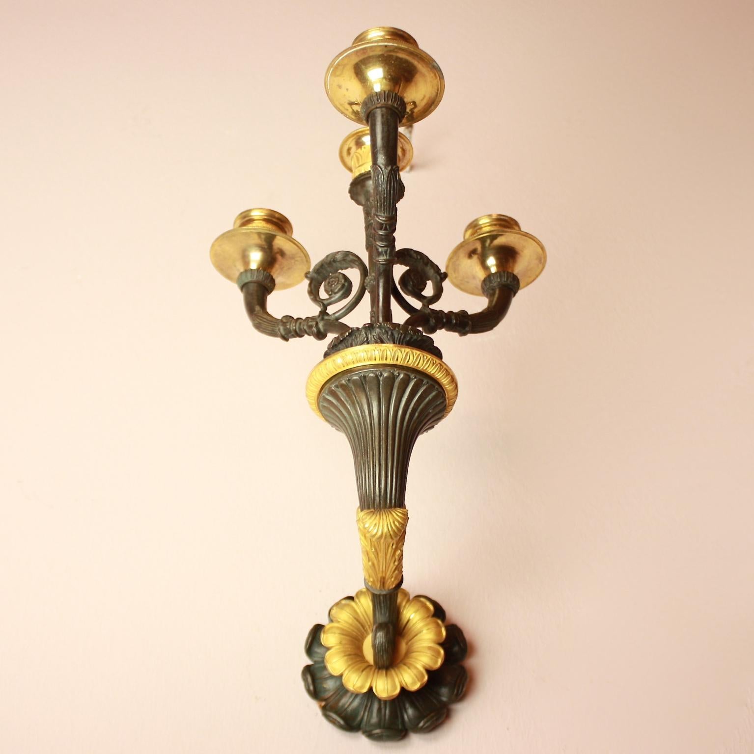 Paar Empire/ Charles X. vergoldete und patinierte Bronze-Wandapplikationen mit vier Leuchten im Angebot 2