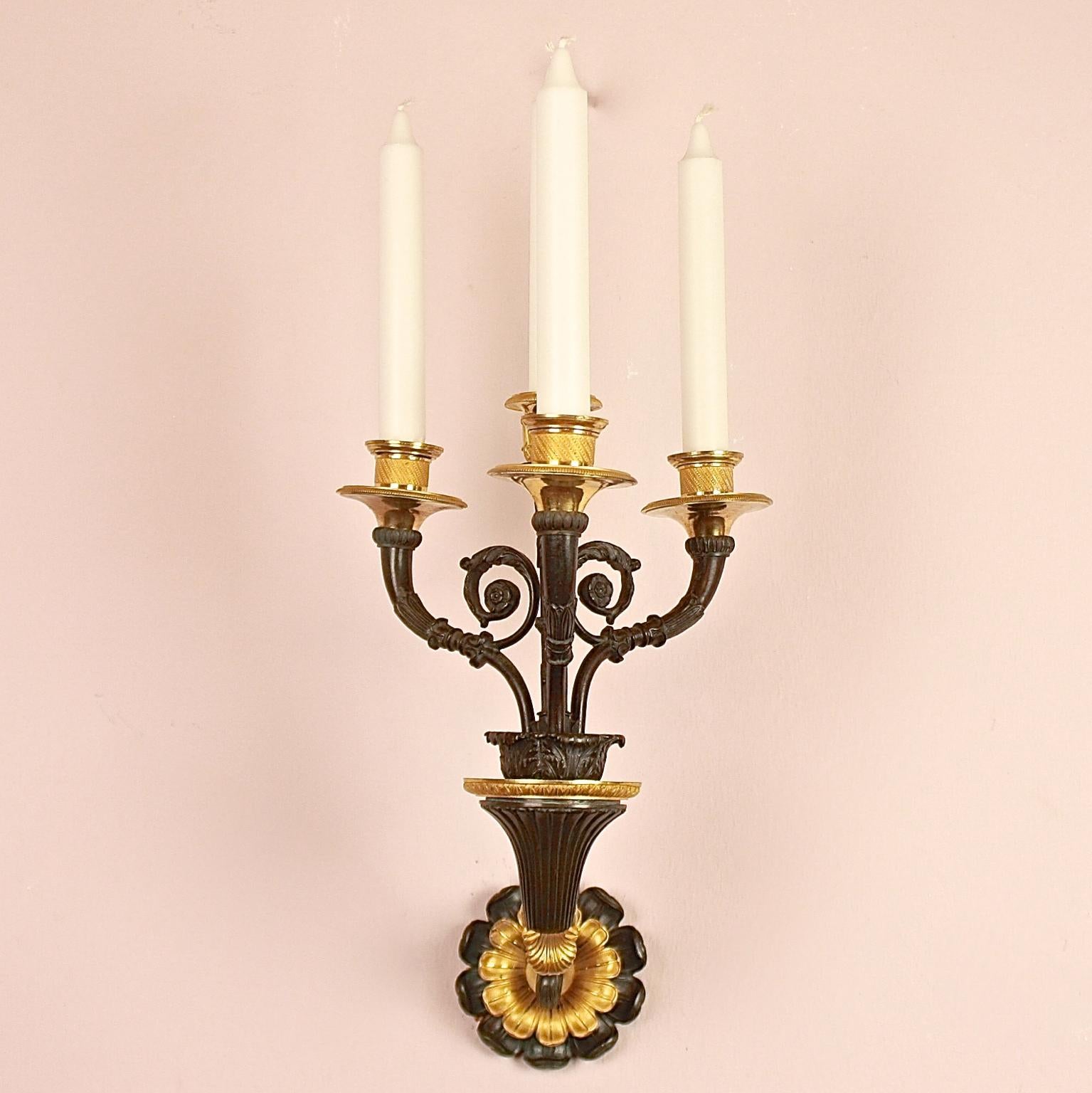 Paar Empire/ Charles X. vergoldete und patinierte Bronze-Wandapplikationen mit vier Leuchten im Angebot 3