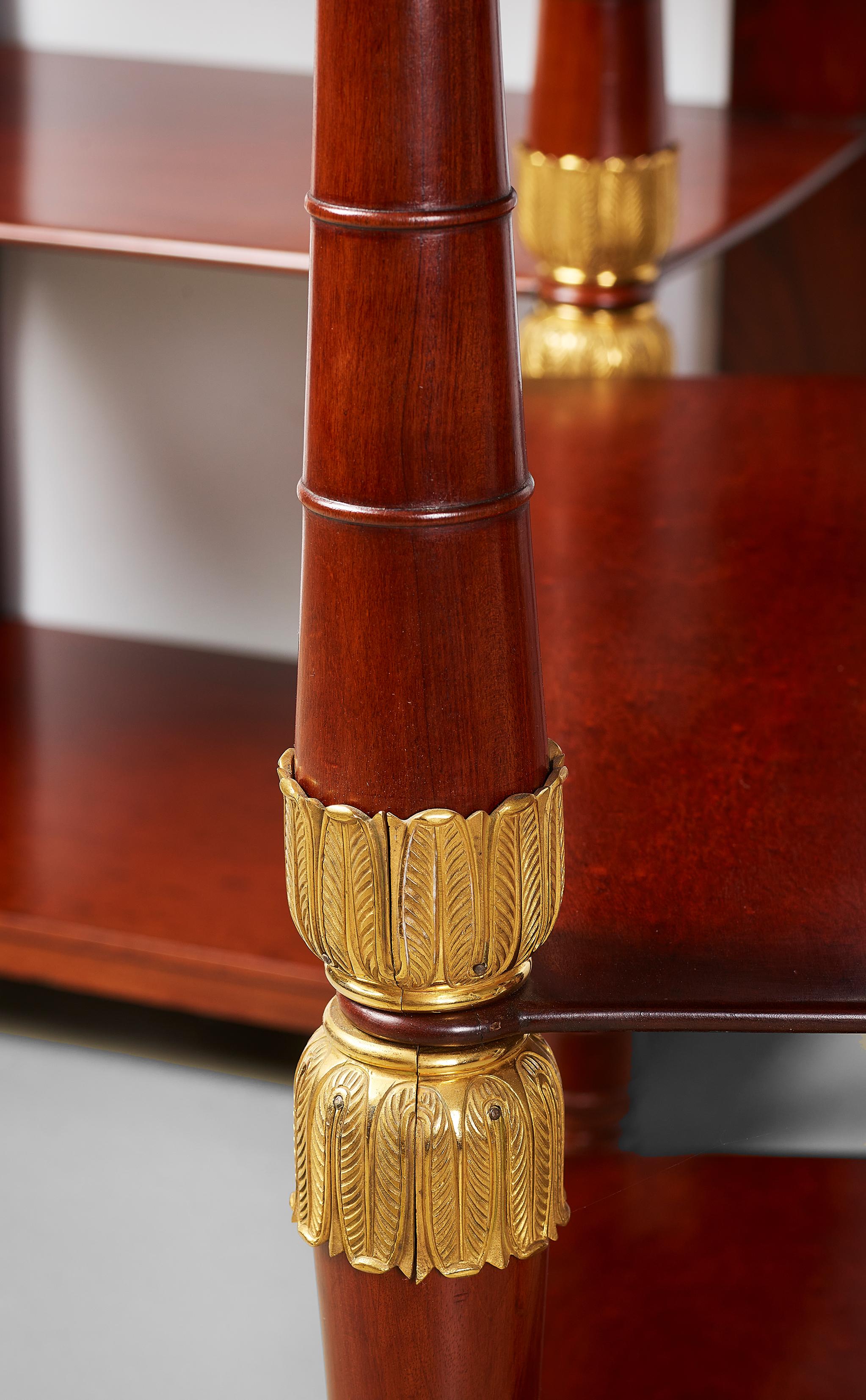 Ein Paar Empire-Konsolentische mit Bronzedetails, um 1820 (Vergoldet) im Angebot
