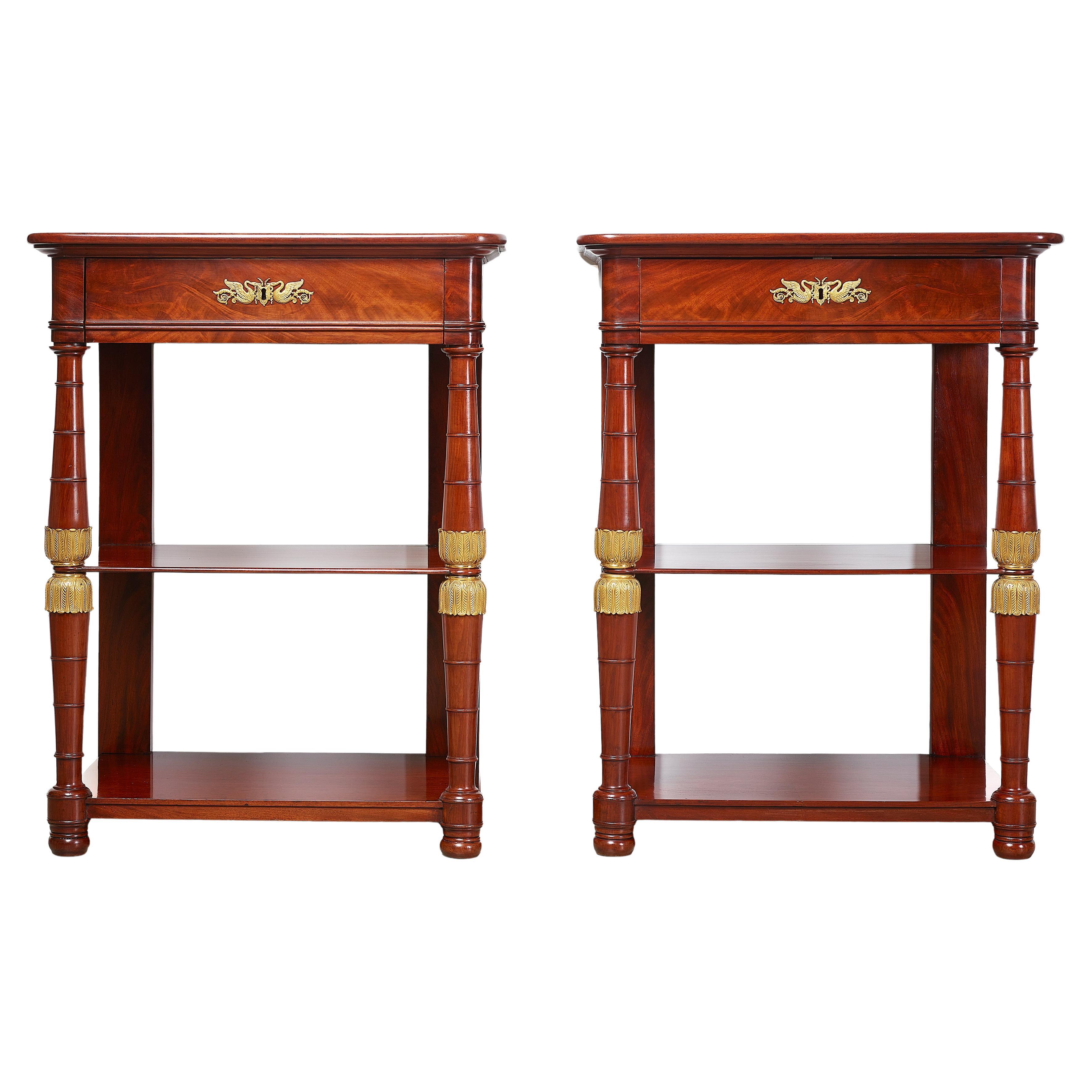 Ein Paar Empire-Konsolentische mit Bronzedetails, um 1820 im Angebot