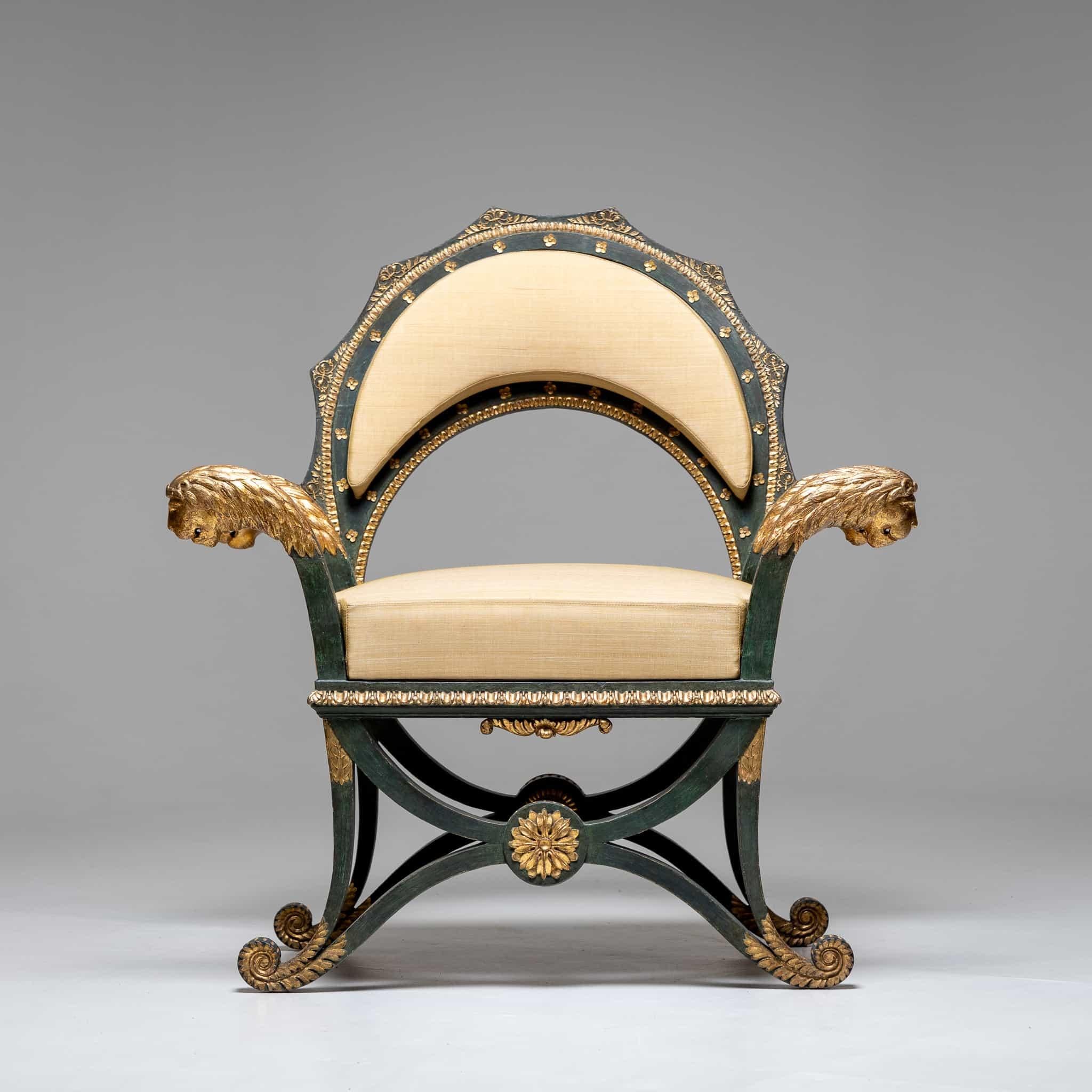 Paar Empire Fauteuils 'd'Officier' mit Löwenköpfen, Budapest, um 1805-1810 (19. Jahrhundert) im Angebot