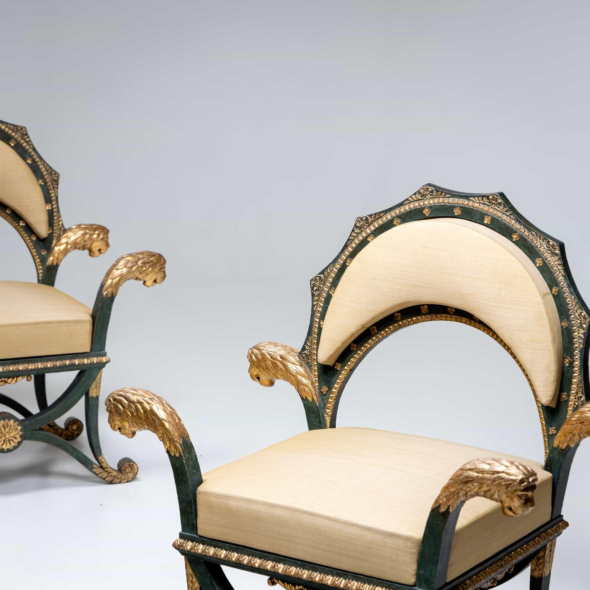 Paar Empire Fauteuils 'd'Officier' mit Löwenköpfen, Budapest, um 1805-1810 (Stoff) im Angebot