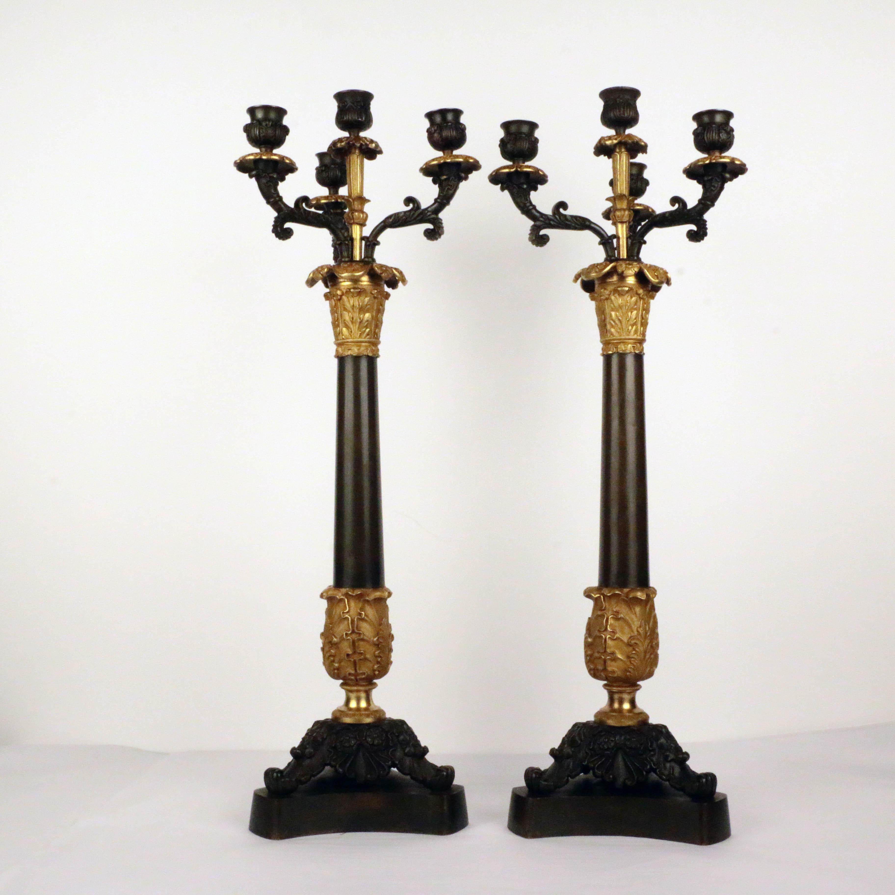 Paar Empire Vier Lichter Bronze Kandelaber (Französisch) im Angebot