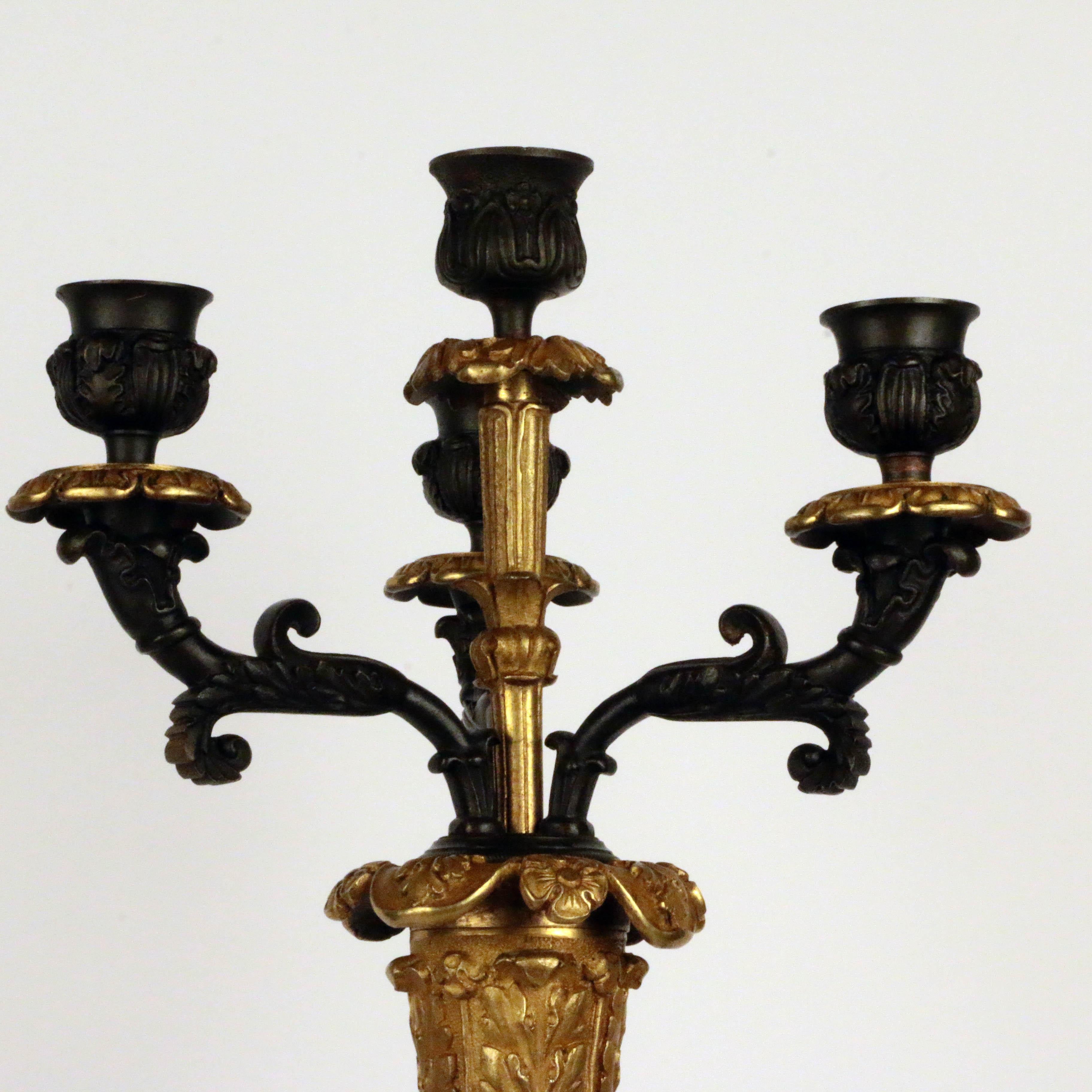 Paar Empire Vier Lichter Bronze Kandelaber (19. Jahrhundert) im Angebot