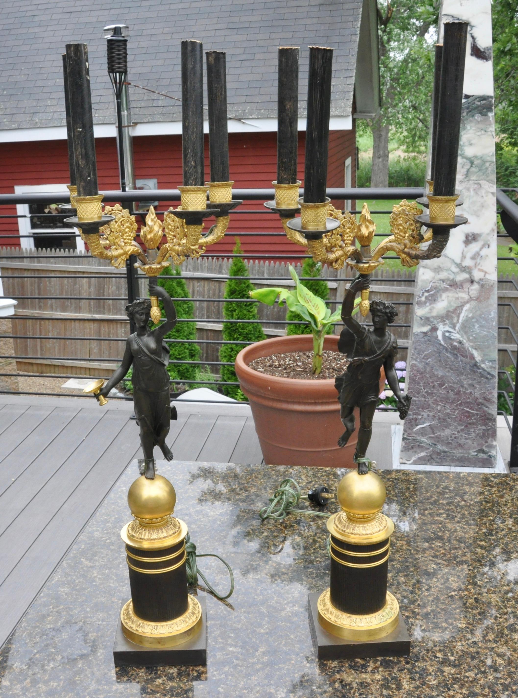 Ein Paar Empire-Kandelaber aus vergoldeter und patinierter Bronze im Angebot 5
