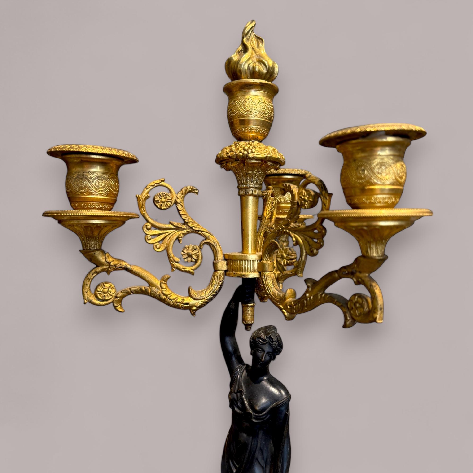 Pareja de candelabros imperio de bronce dorado y patinado, principios del siglo XIX en venta 3