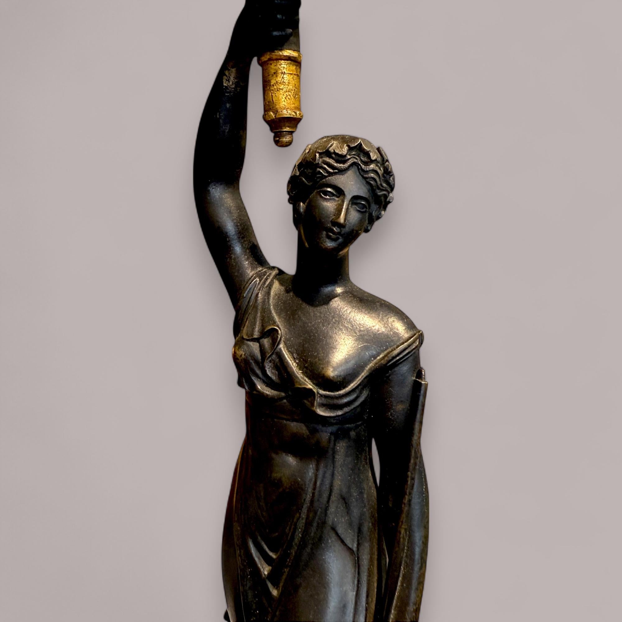 Pareja de candelabros imperio de bronce dorado y patinado, principios del siglo XIX en venta 4