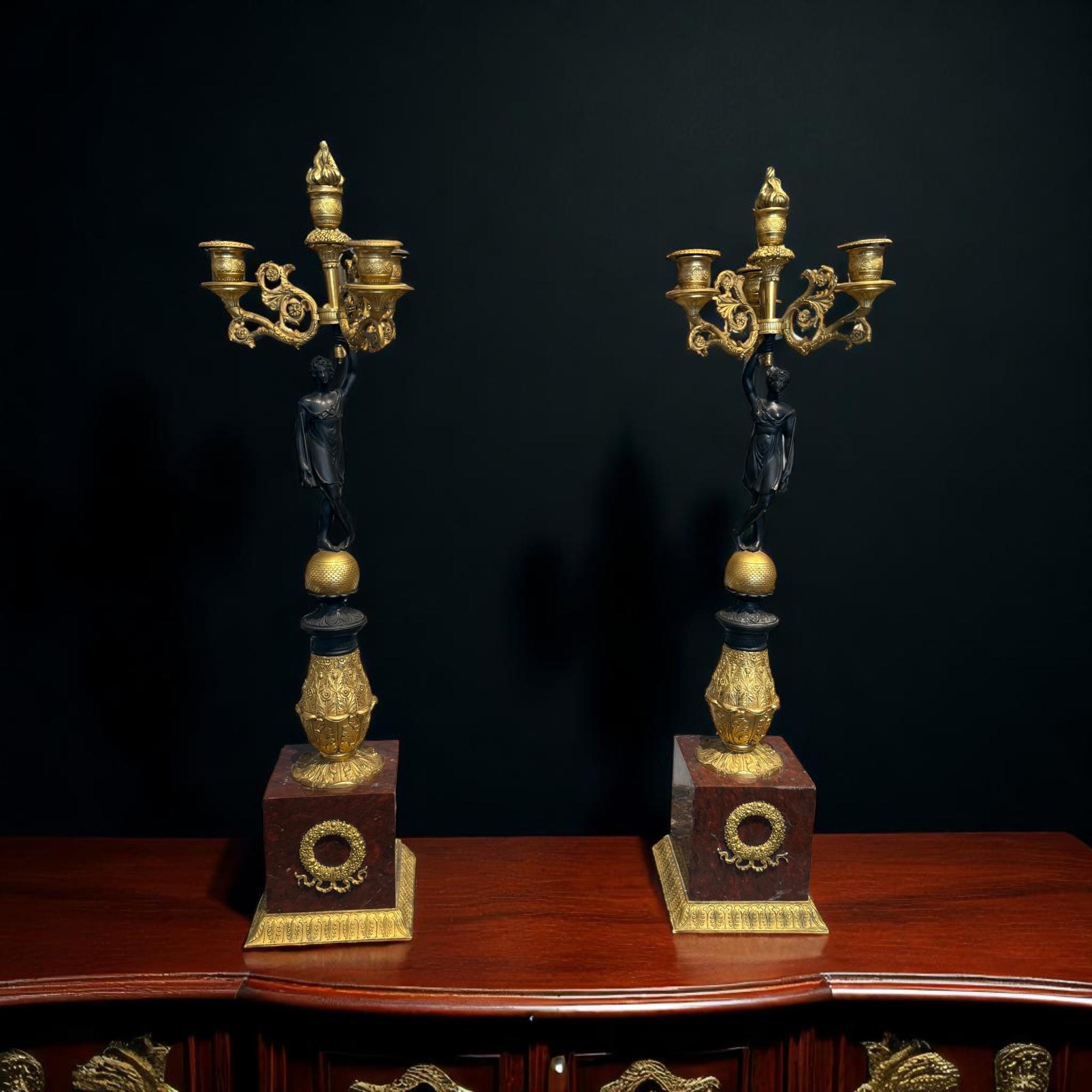 Pareja de candelabros imperio de bronce dorado y patinado, principios del siglo XIX Francés en venta