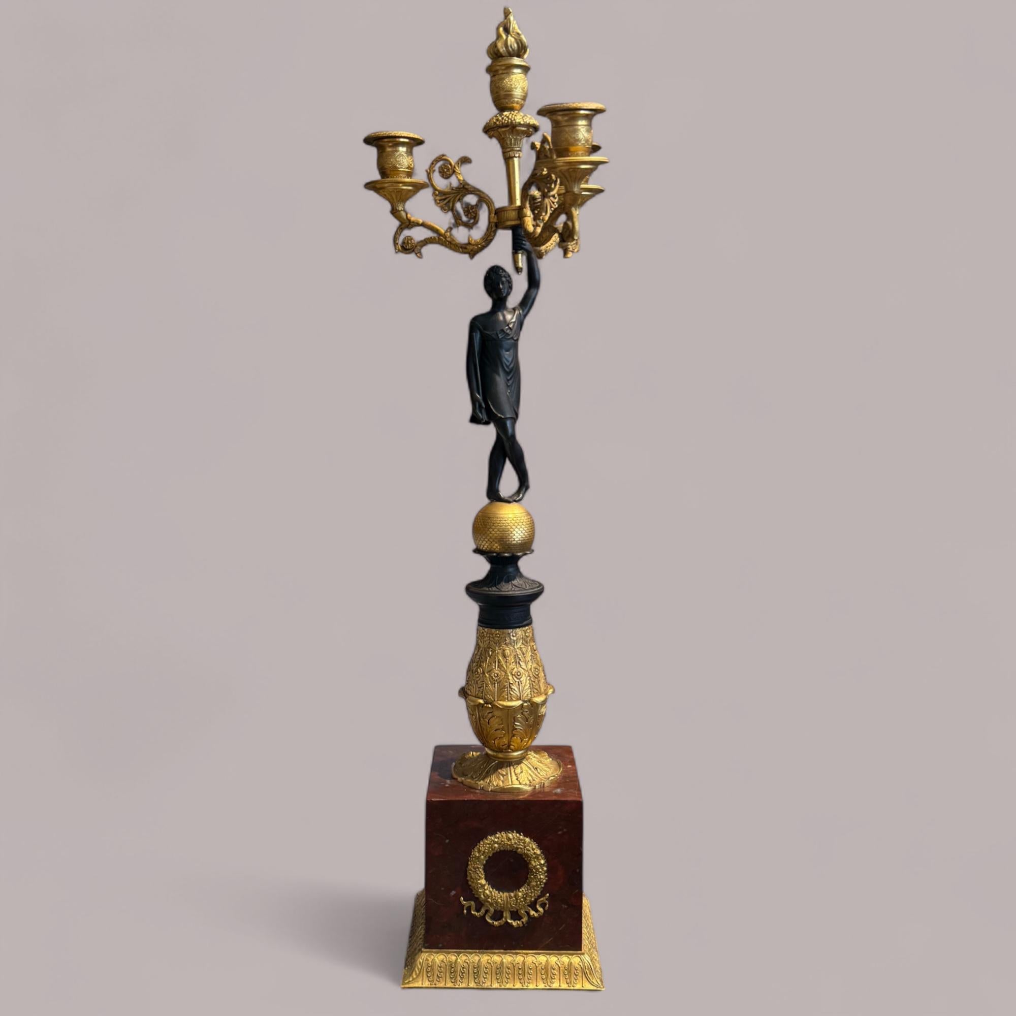 Pareja de candelabros imperio de bronce dorado y patinado, principios del siglo XIX Dorado en venta