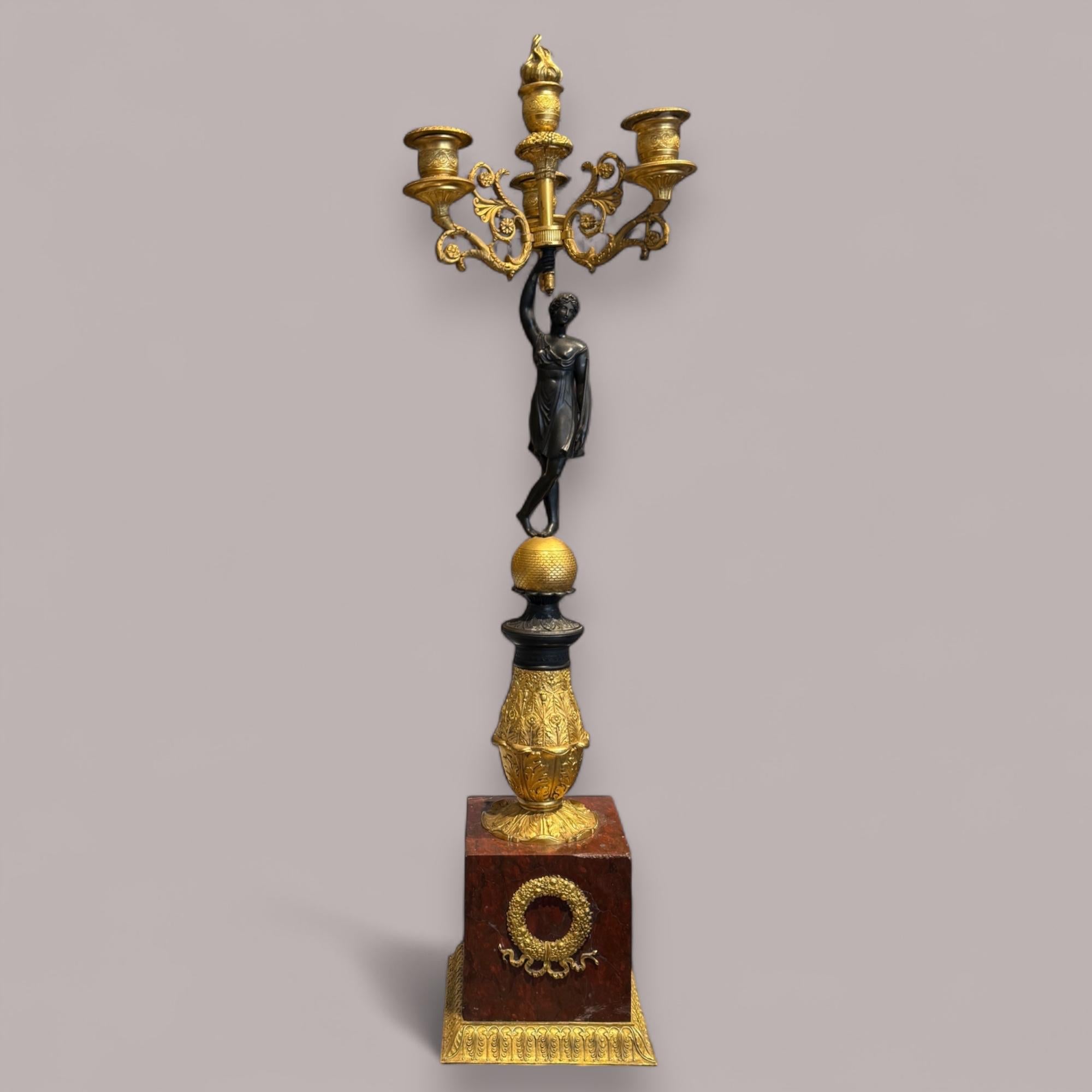 Pareja de candelabros imperio de bronce dorado y patinado, principios del siglo XIX en Bueno estado para la venta en NICE, FR