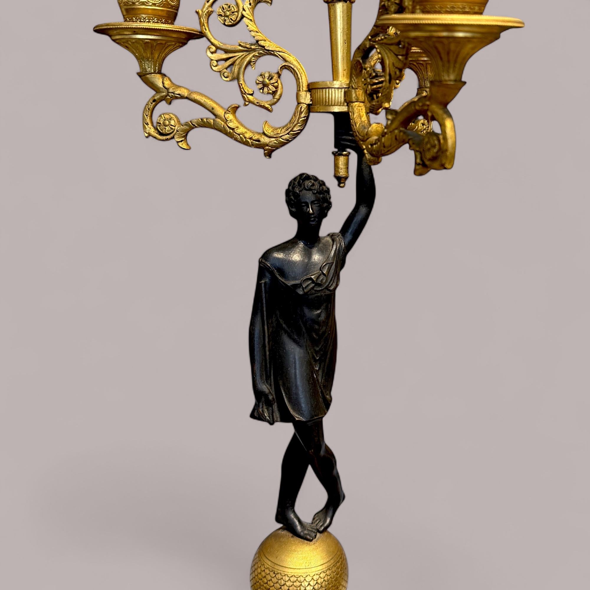 Pareja de candelabros imperio de bronce dorado y patinado, principios del siglo XIX Bronce en venta