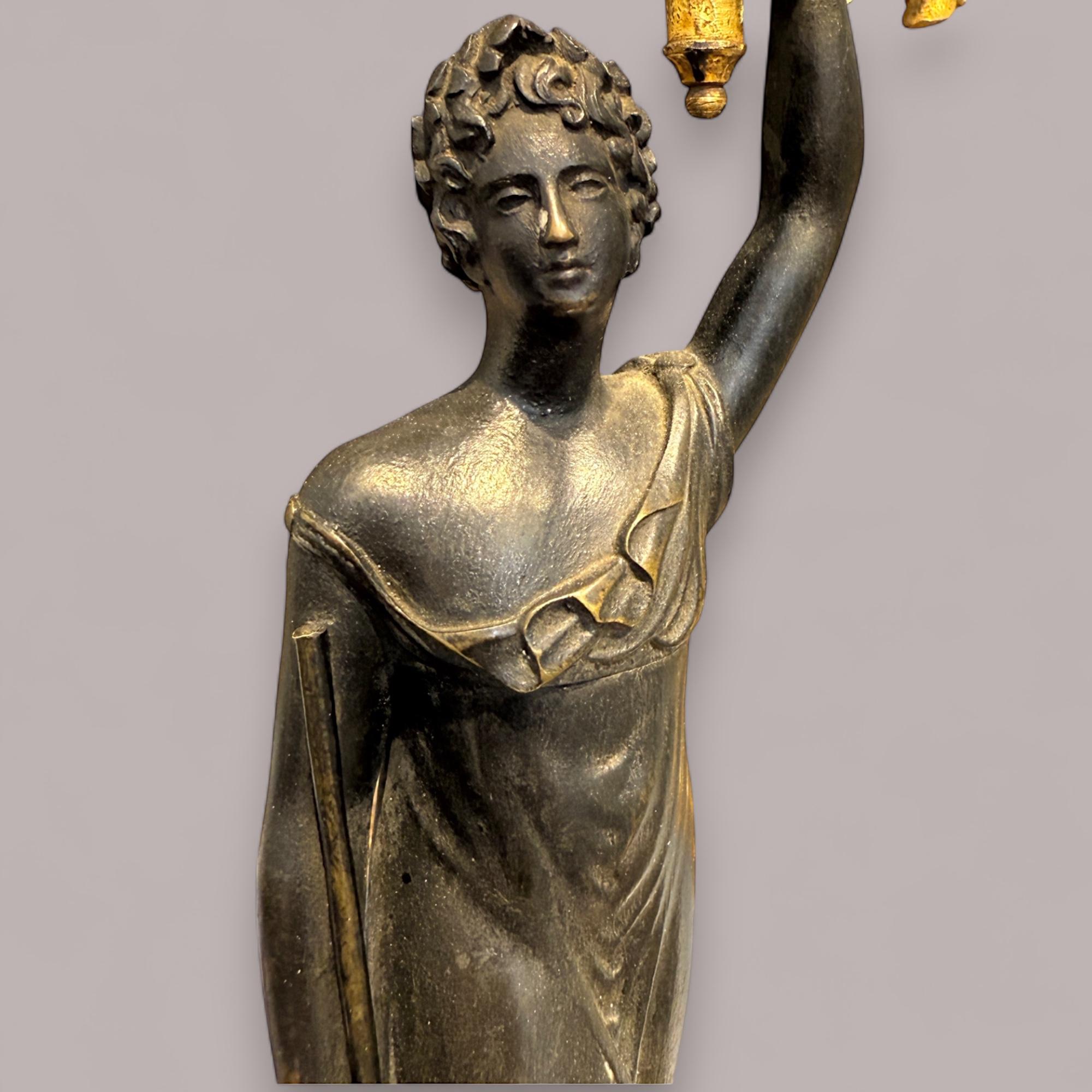 Pareja de candelabros imperio de bronce dorado y patinado, principios del siglo XIX en venta 1