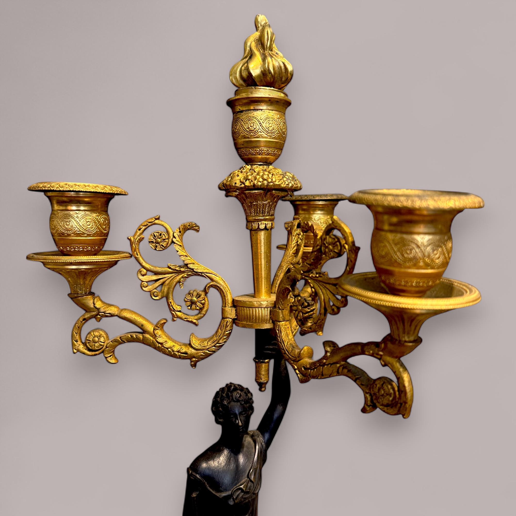 Pareja de candelabros imperio de bronce dorado y patinado, principios del siglo XIX en venta 2
