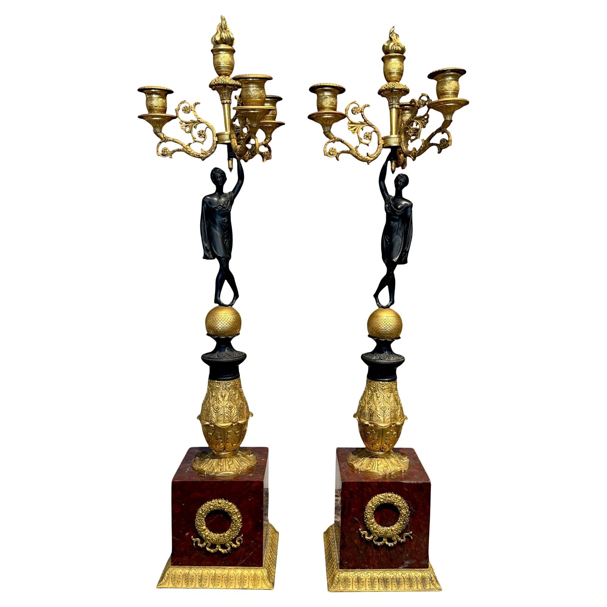 Pareja de candelabros imperio de bronce dorado y patinado, principios del siglo XIX en venta