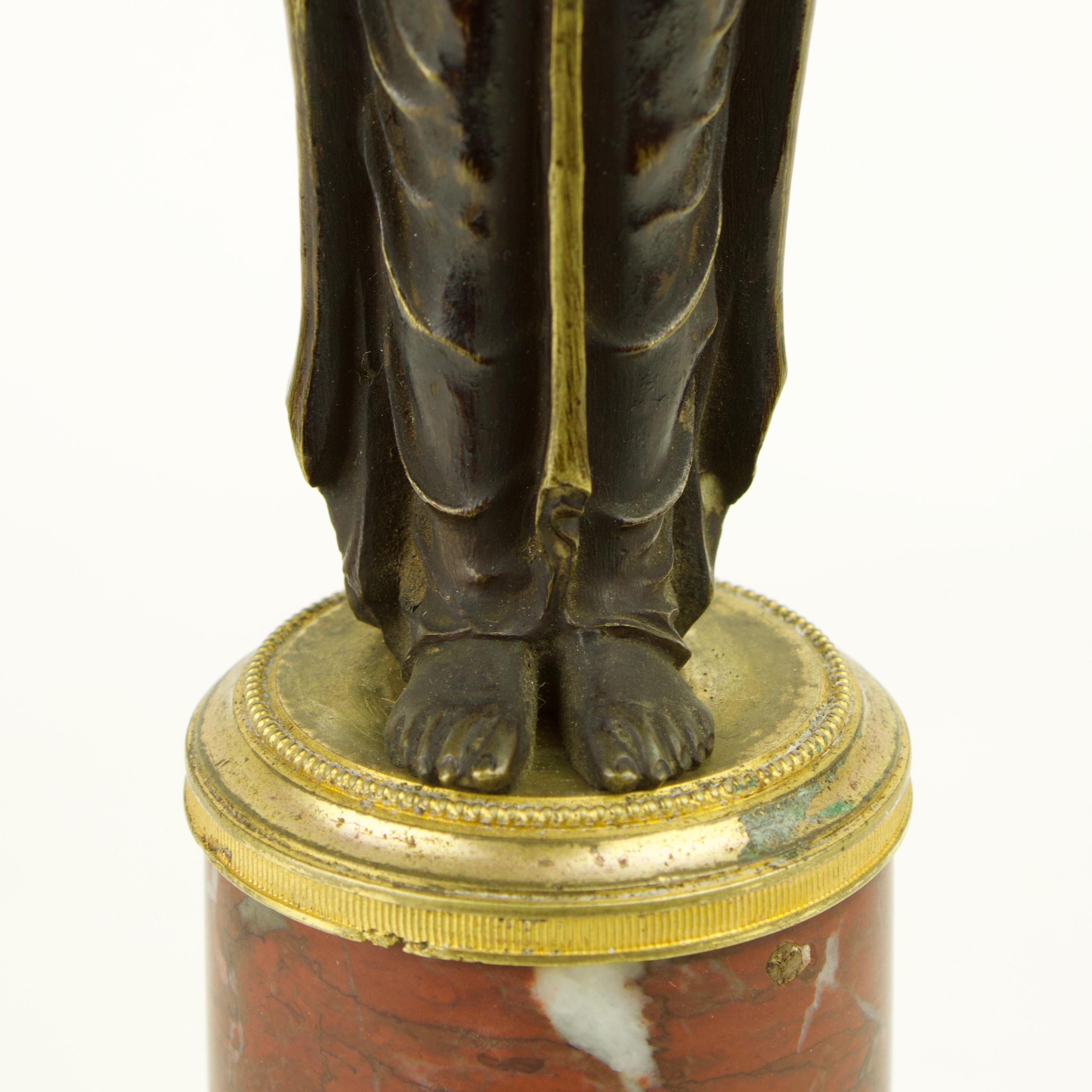 Paar Empire-Kerzenständer mit weiblichen Figuren aus vergoldeter und patinierter Bronze, Empire im Angebot 4