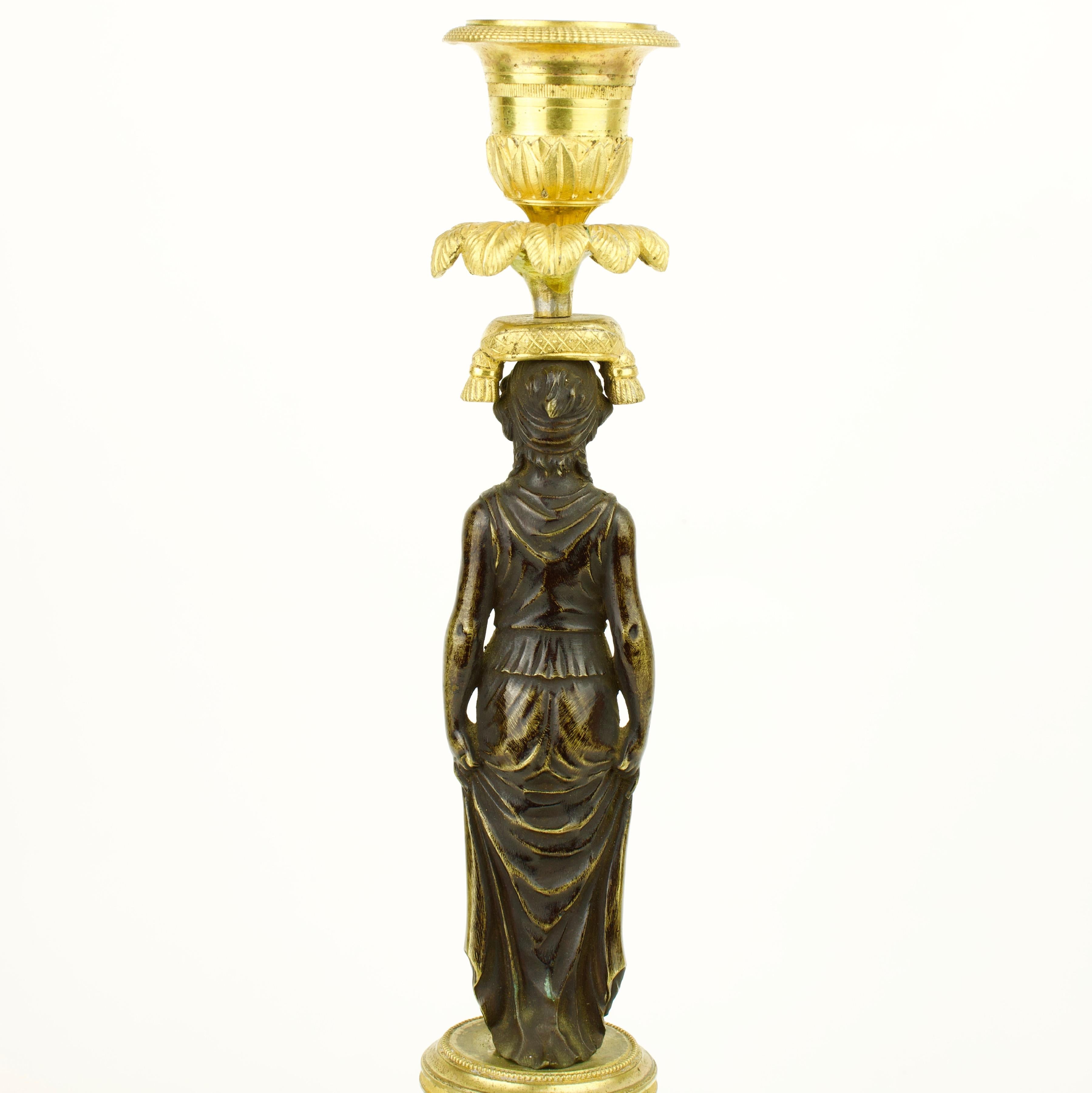 Paar Empire-Kerzenständer mit weiblichen Figuren aus vergoldeter und patinierter Bronze, Empire im Angebot 7