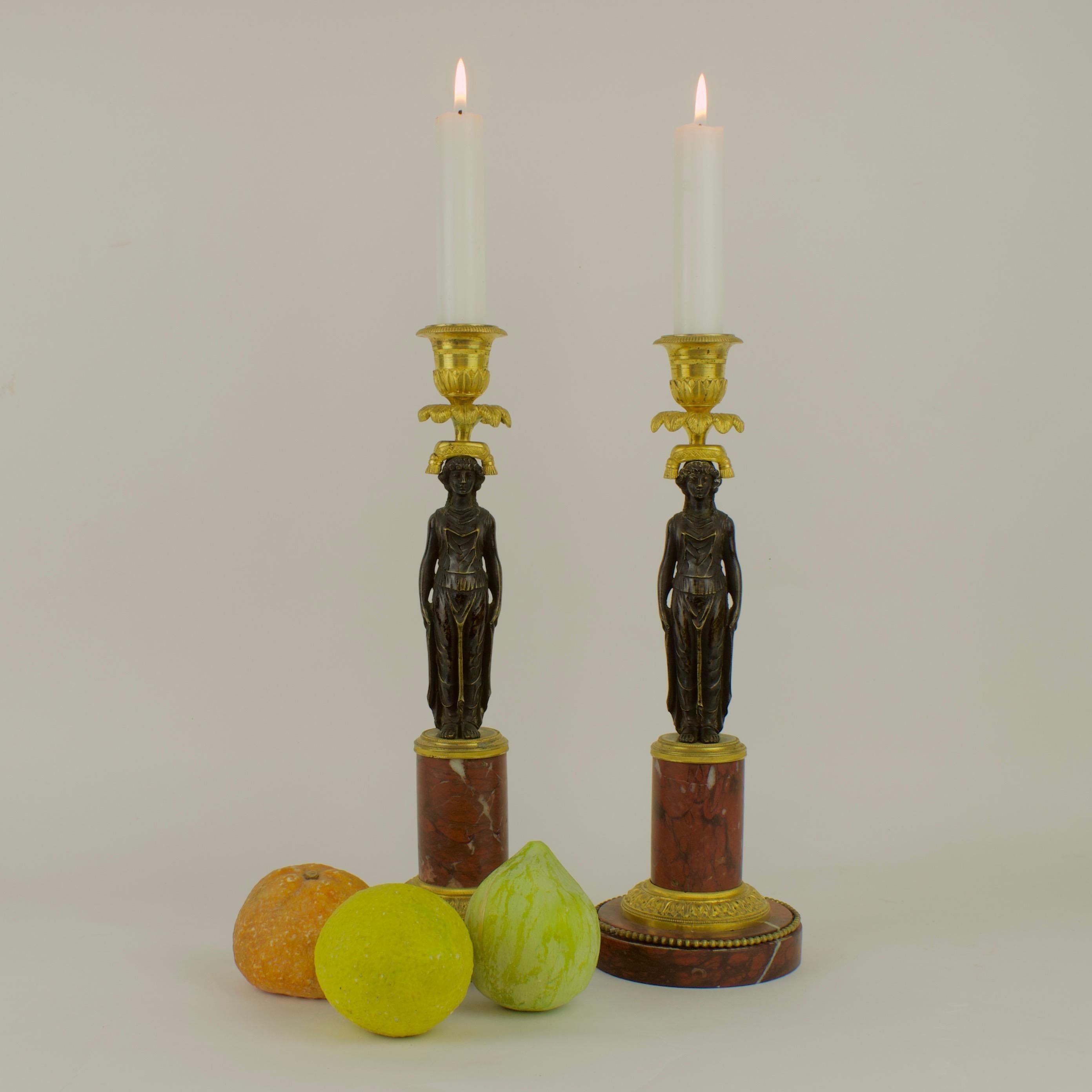 Paar Empire-Kerzenständer mit weiblichen Figuren aus vergoldeter und patinierter Bronze, Empire im Angebot 8