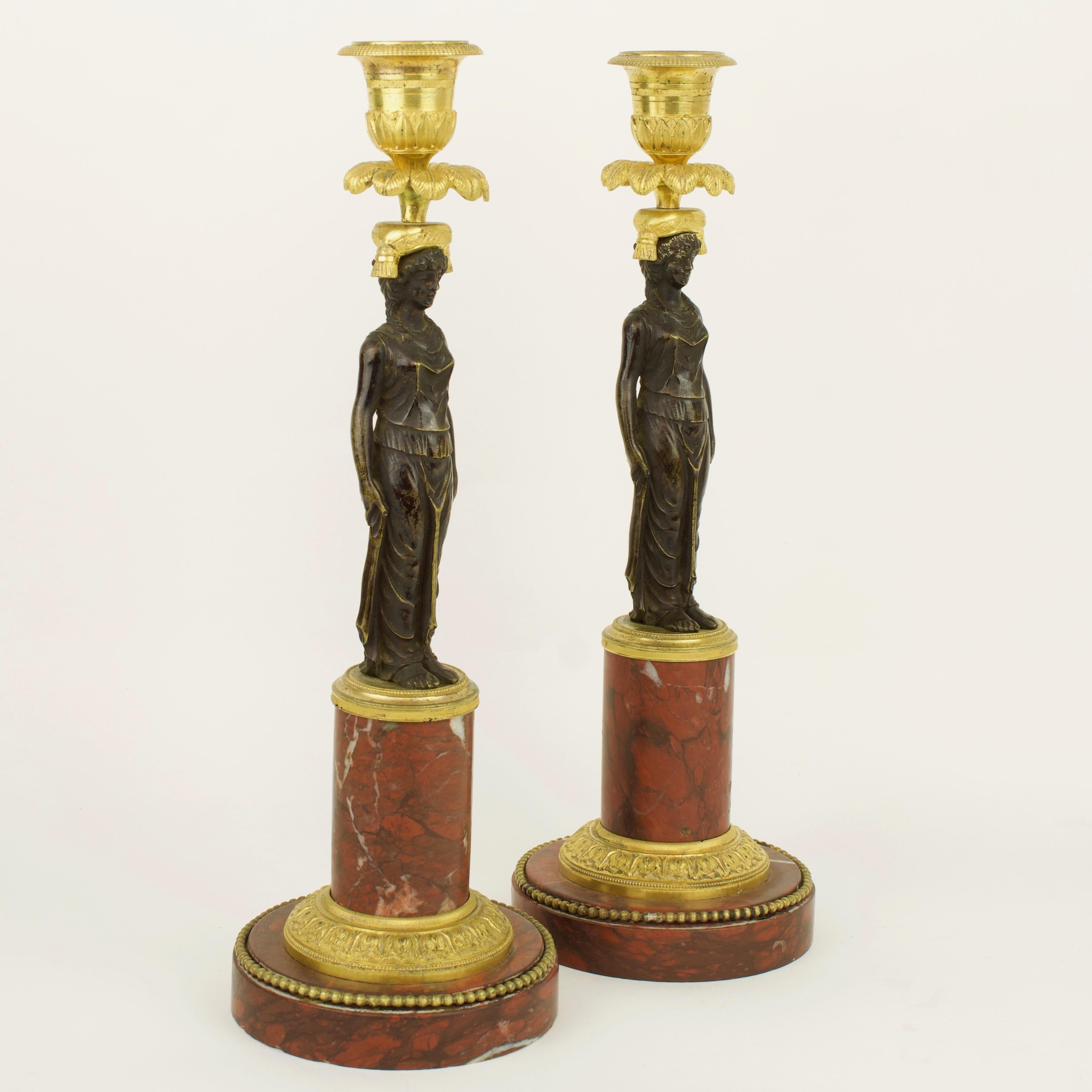 Paar Empire-Kerzenständer mit weiblichen Figuren aus vergoldeter und patinierter Bronze, Empire (Französisch) im Angebot