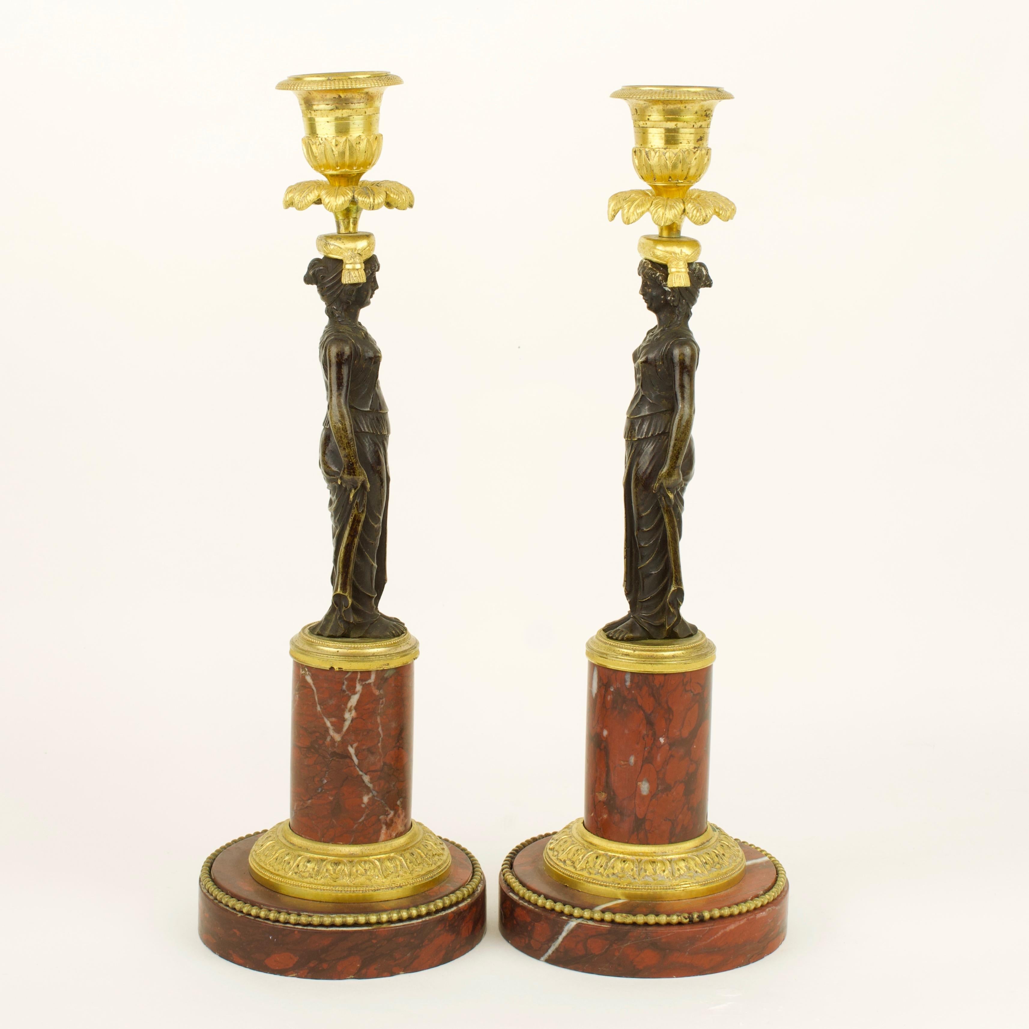 Paar Empire-Kerzenständer mit weiblichen Figuren aus vergoldeter und patinierter Bronze, Empire (Patiniert) im Angebot