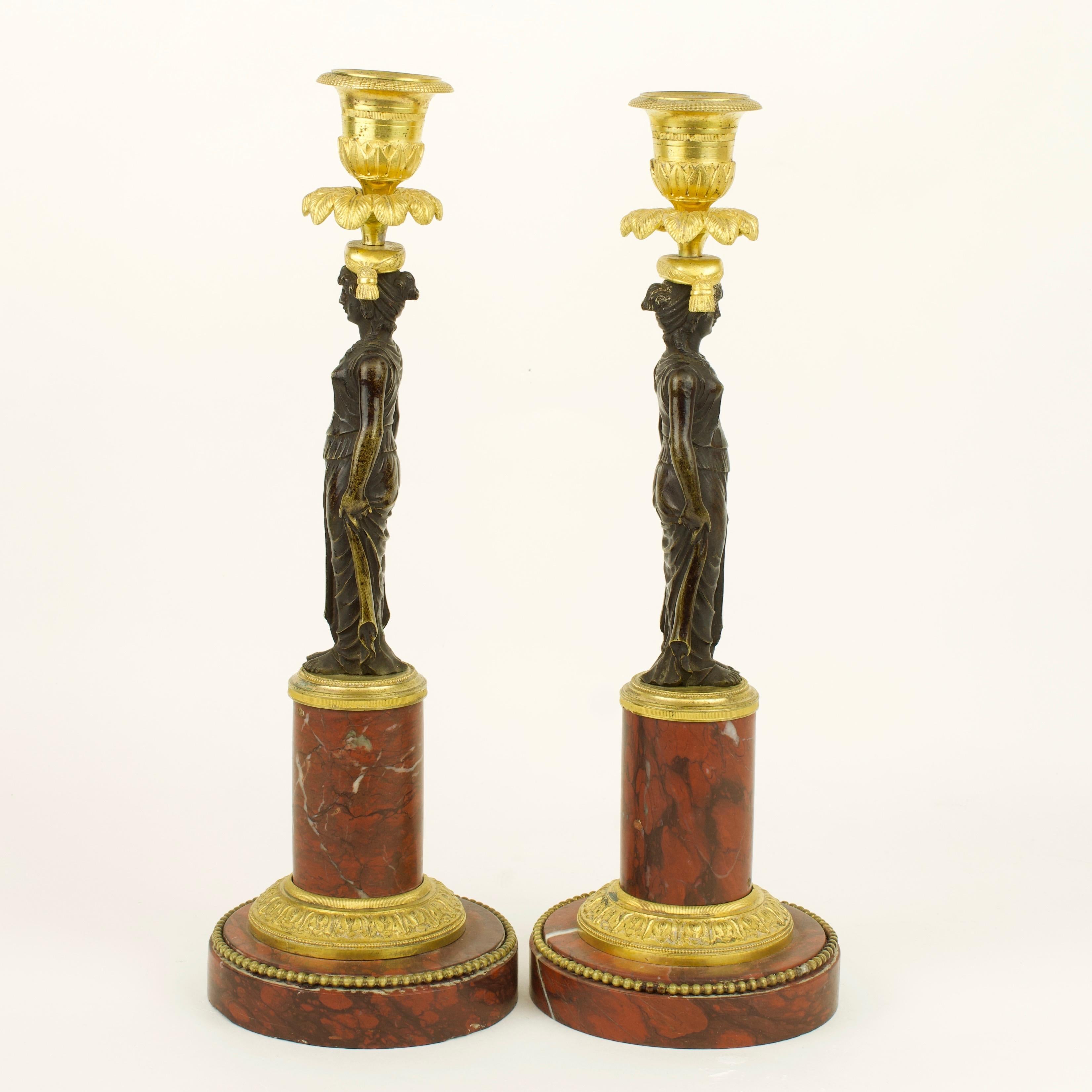 Paar Empire-Kerzenständer mit weiblichen Figuren aus vergoldeter und patinierter Bronze, Empire im Zustand „Gut“ im Angebot in Berlin, DE