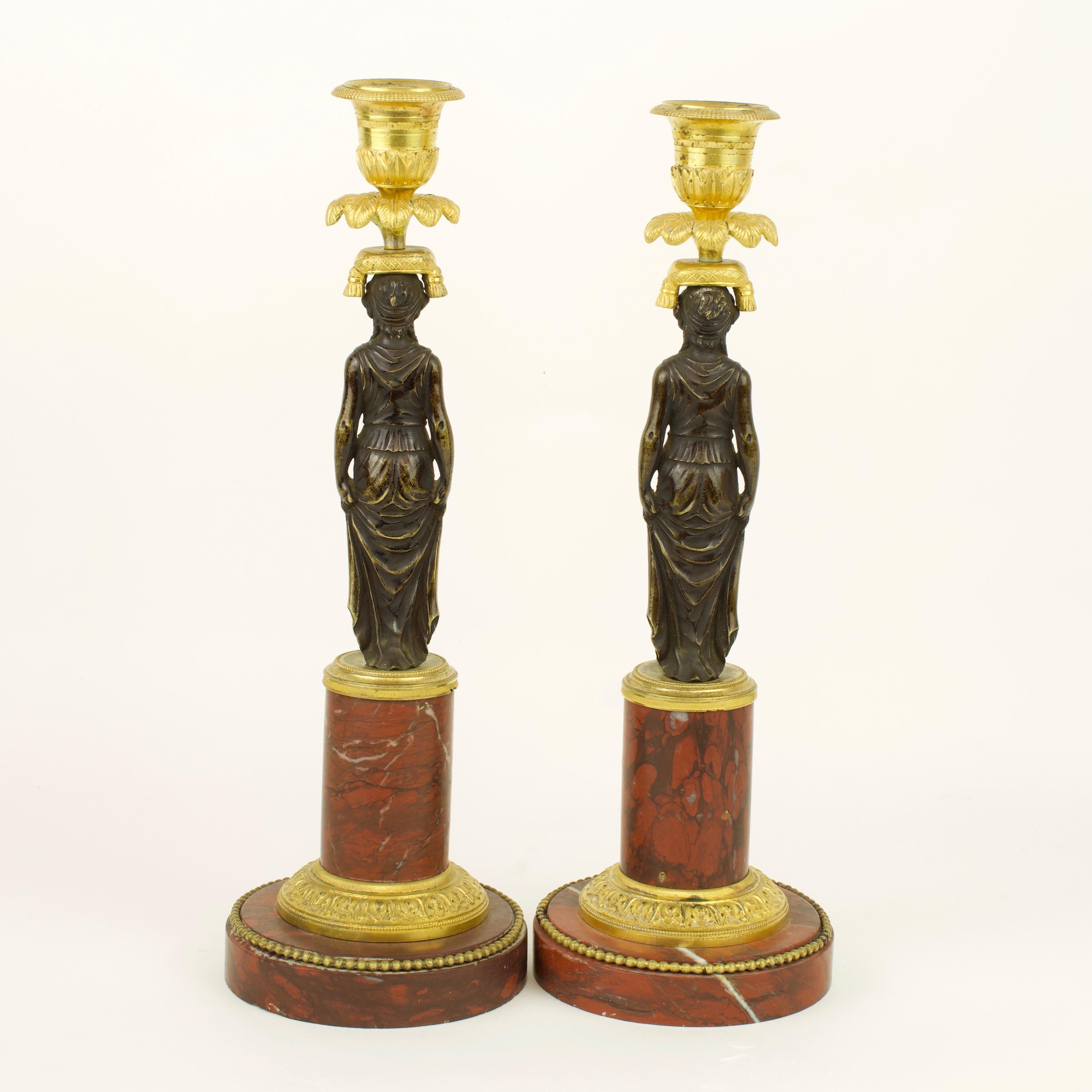 Paar Empire-Kerzenständer mit weiblichen Figuren aus vergoldeter und patinierter Bronze, Empire (19. Jahrhundert) im Angebot