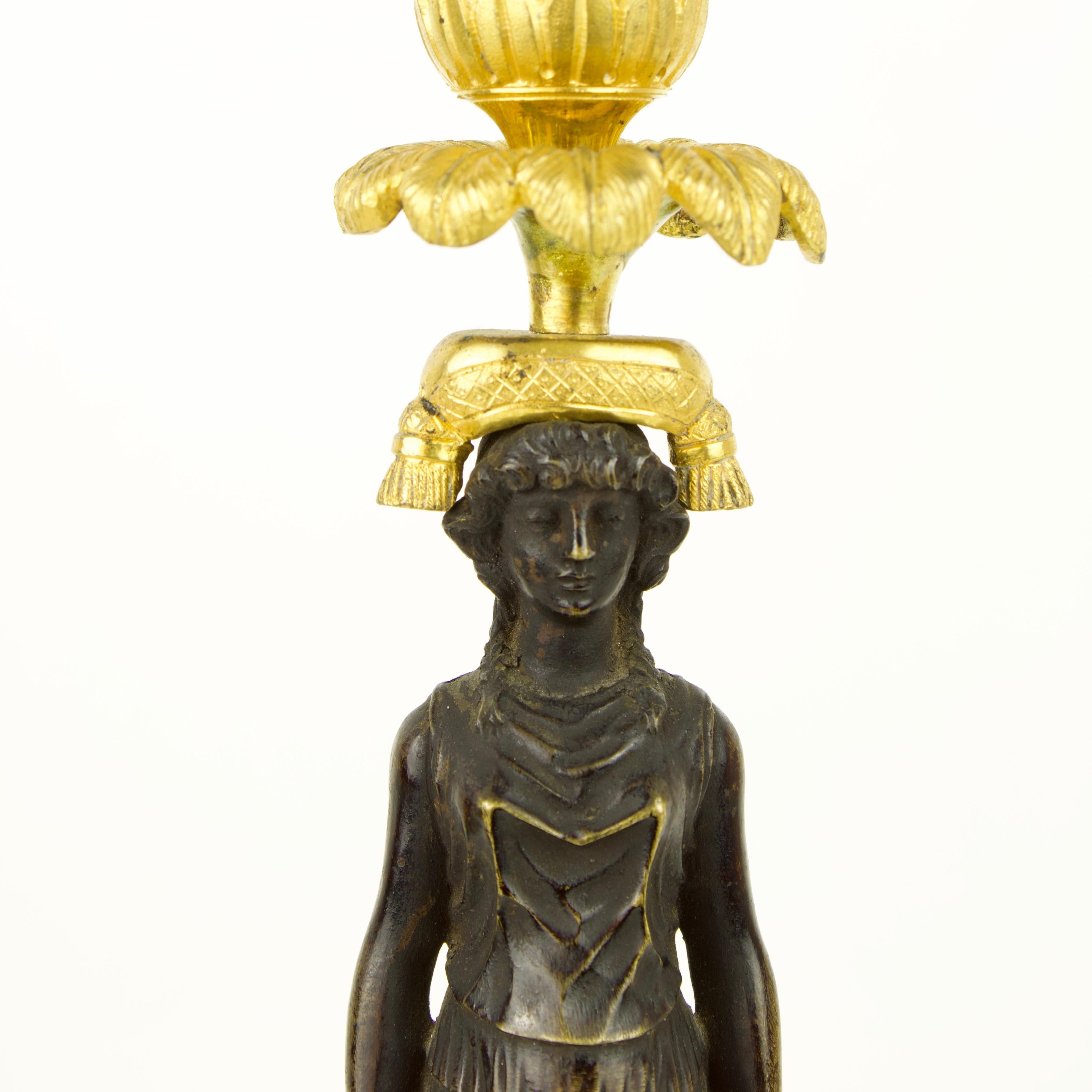 Paar Empire-Kerzenständer mit weiblichen Figuren aus vergoldeter und patinierter Bronze, Empire im Angebot 1