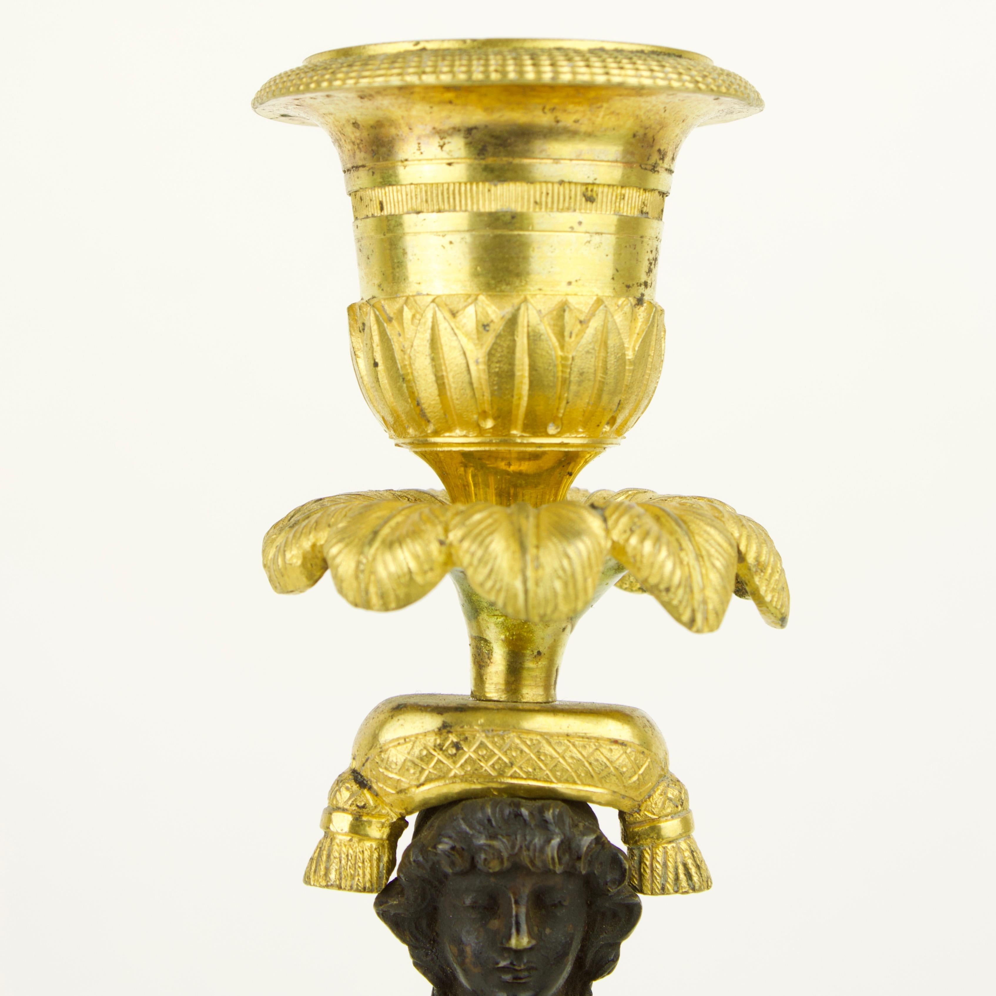 Paar Empire-Kerzenständer mit weiblichen Figuren aus vergoldeter und patinierter Bronze, Empire im Angebot 2
